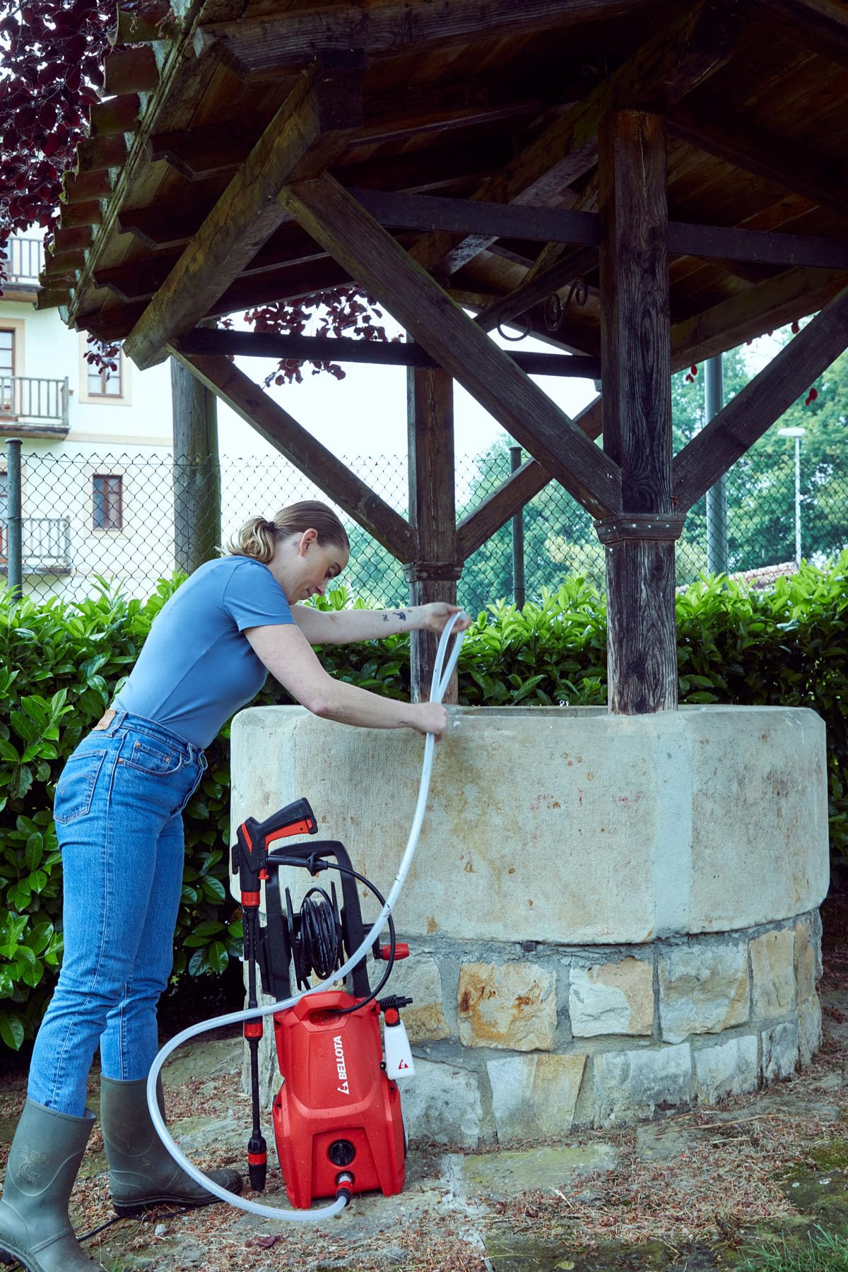Bellota HL1700E- Hidrolimpiadora, Potencia: 1,7 kW, Presión Máx: 140 Bar, Caudal: 380 l/h, Manguera 5 m (PVC), Peso: 8 kg, Pistola No Force, Ruedas, Succión Agua,Filtro de Agua Extraible,2 boquillas