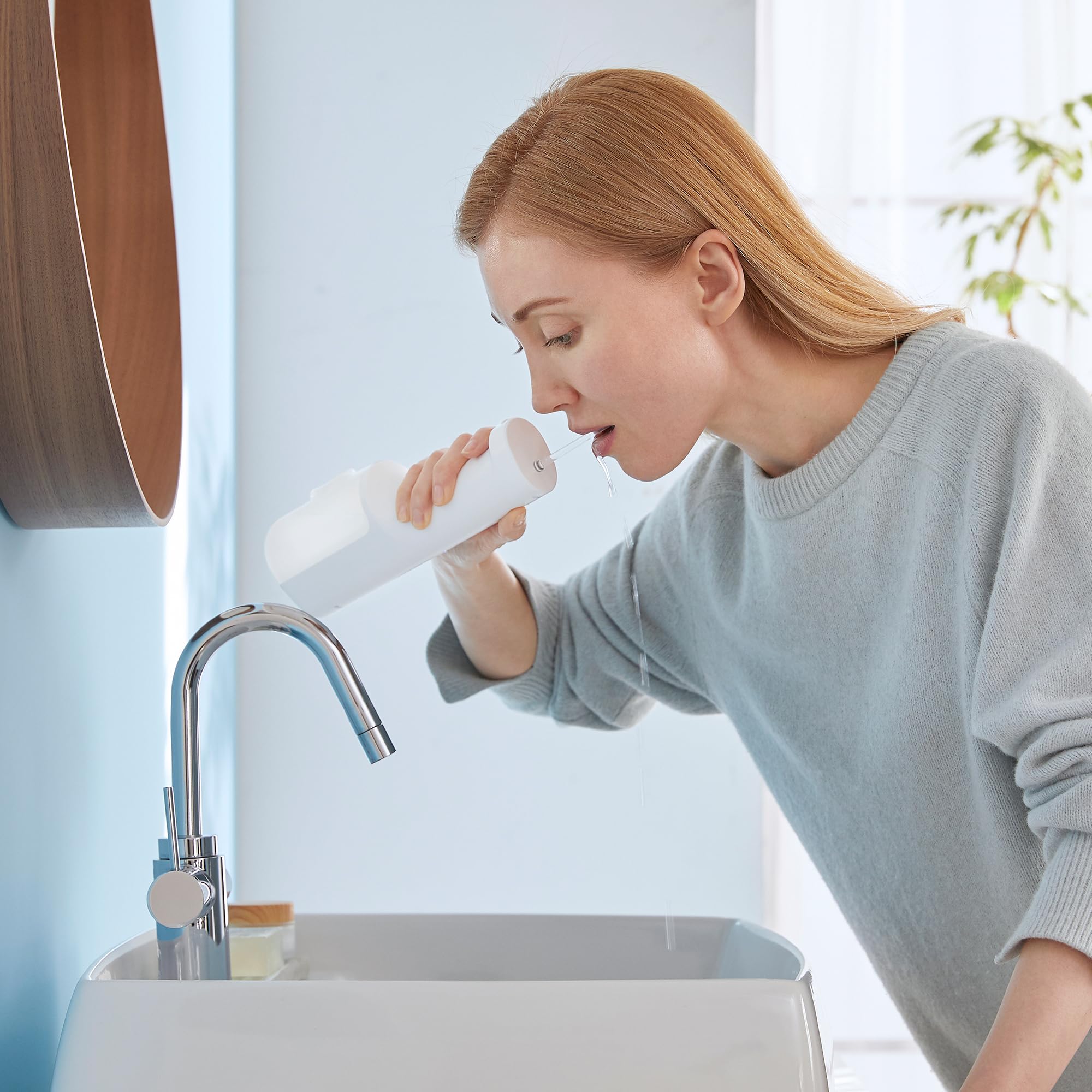 Panasonic Series 600 Ultraschall-Munddusche EW-DJ67-W303, Zahndusche, Munddusche kabellos, 200 ml, IPX7, 2 Ultraschalldüsen, 1 kieferorthopädische & 1 Zungenreinigungsdüse, 5 Wasserdruckstufen, Weiß