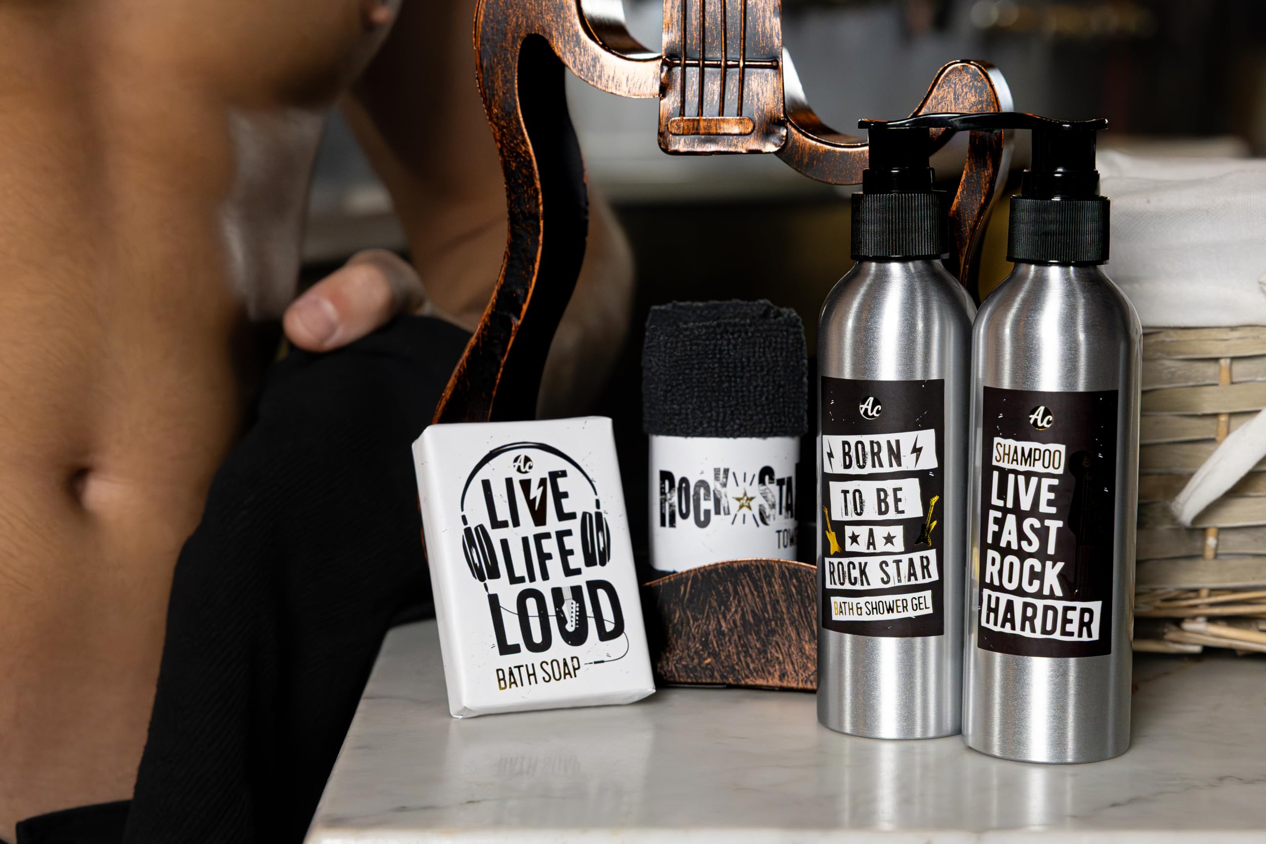 Accentra coffret cadeau homme, set soin corps guitare métallique, gel douche, lotion corps, savon, serviette, parfum bois de santal, idée cadeau originale pour anniversaire, amateurs de musique