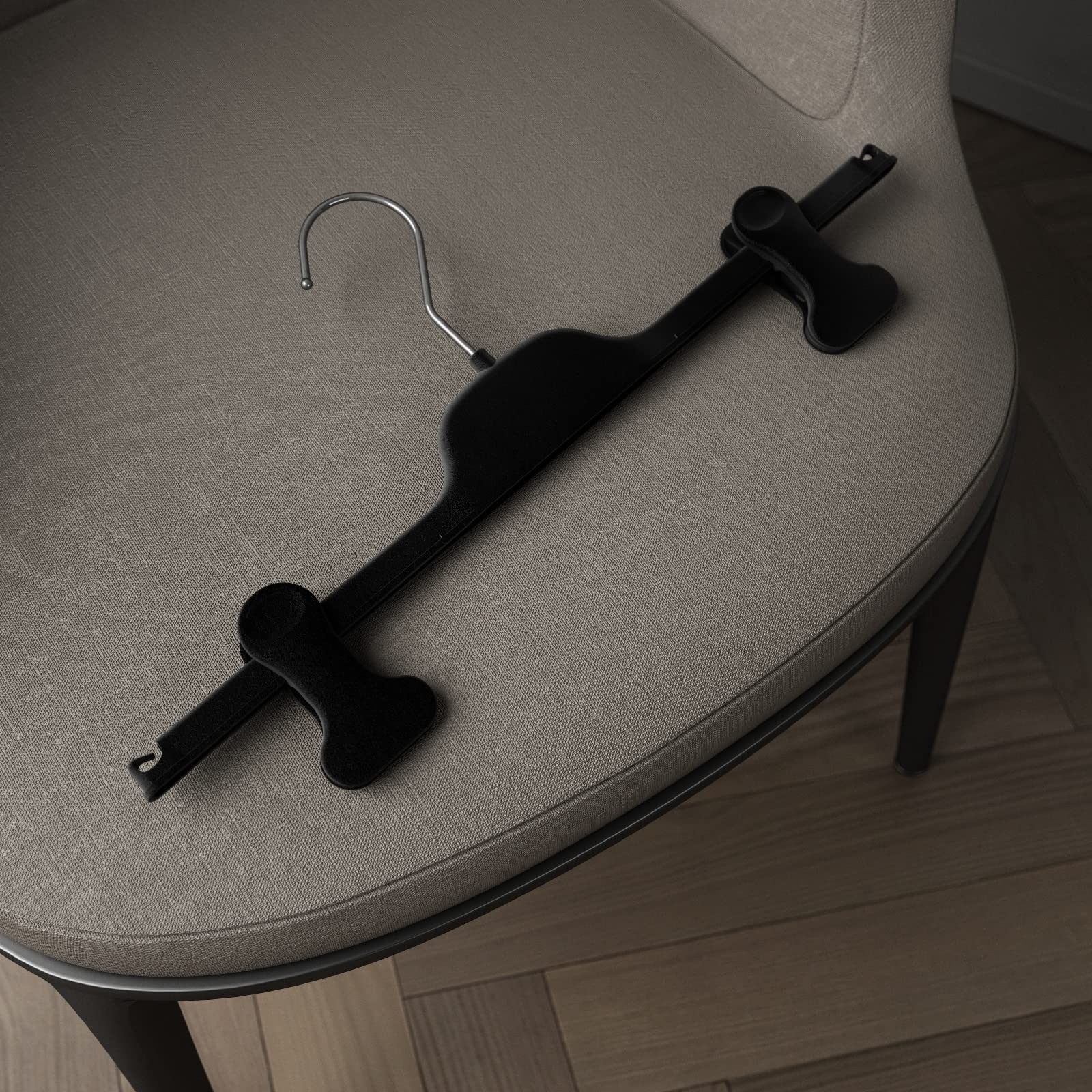 Mainetti Kleiderbügel, platzsparend, aus Velours, rutschfest, für Gonne und Hose CPIPV, mit Flossen, 10 Stück ... 36 cm Velluto Nero Con Gancio Zincato