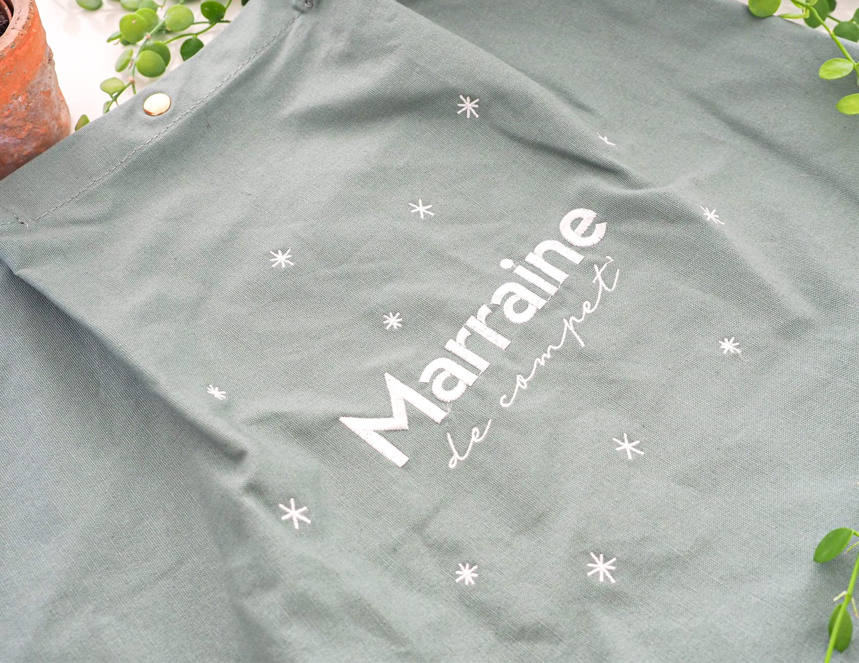 Manahia - Tote bag brodé Marraine de compet' - Sac Cadeau Marraine | Sac cabas broderie femme - Vert pastel - Avec poche - Cadeau personnalisé future marraine Noël & Anniversaire