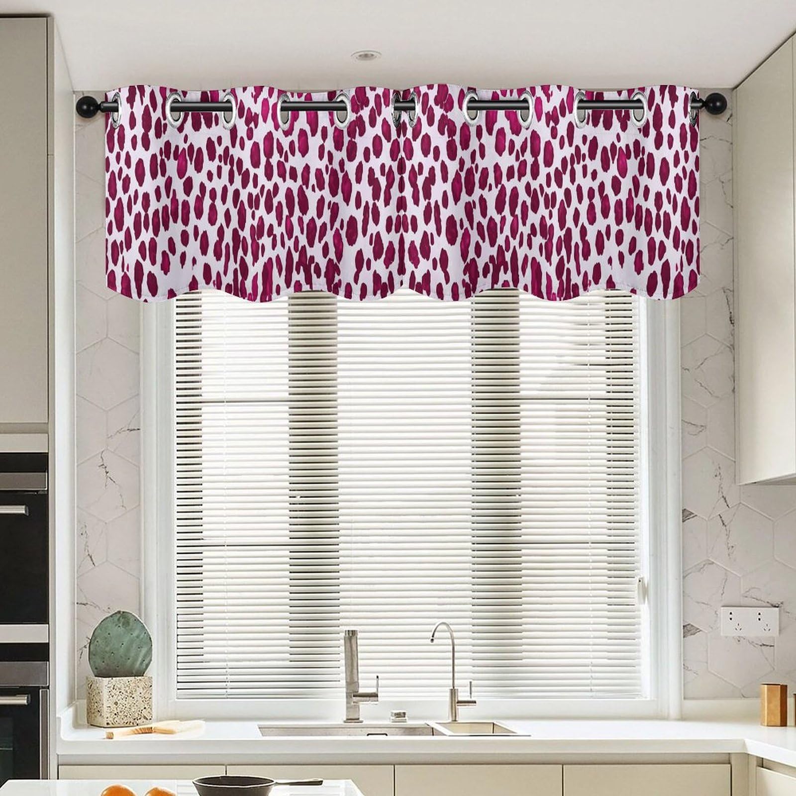 Cenefas de cocina japonesa y cortinas de ventana pequeñas con estampado de guepardo rojo