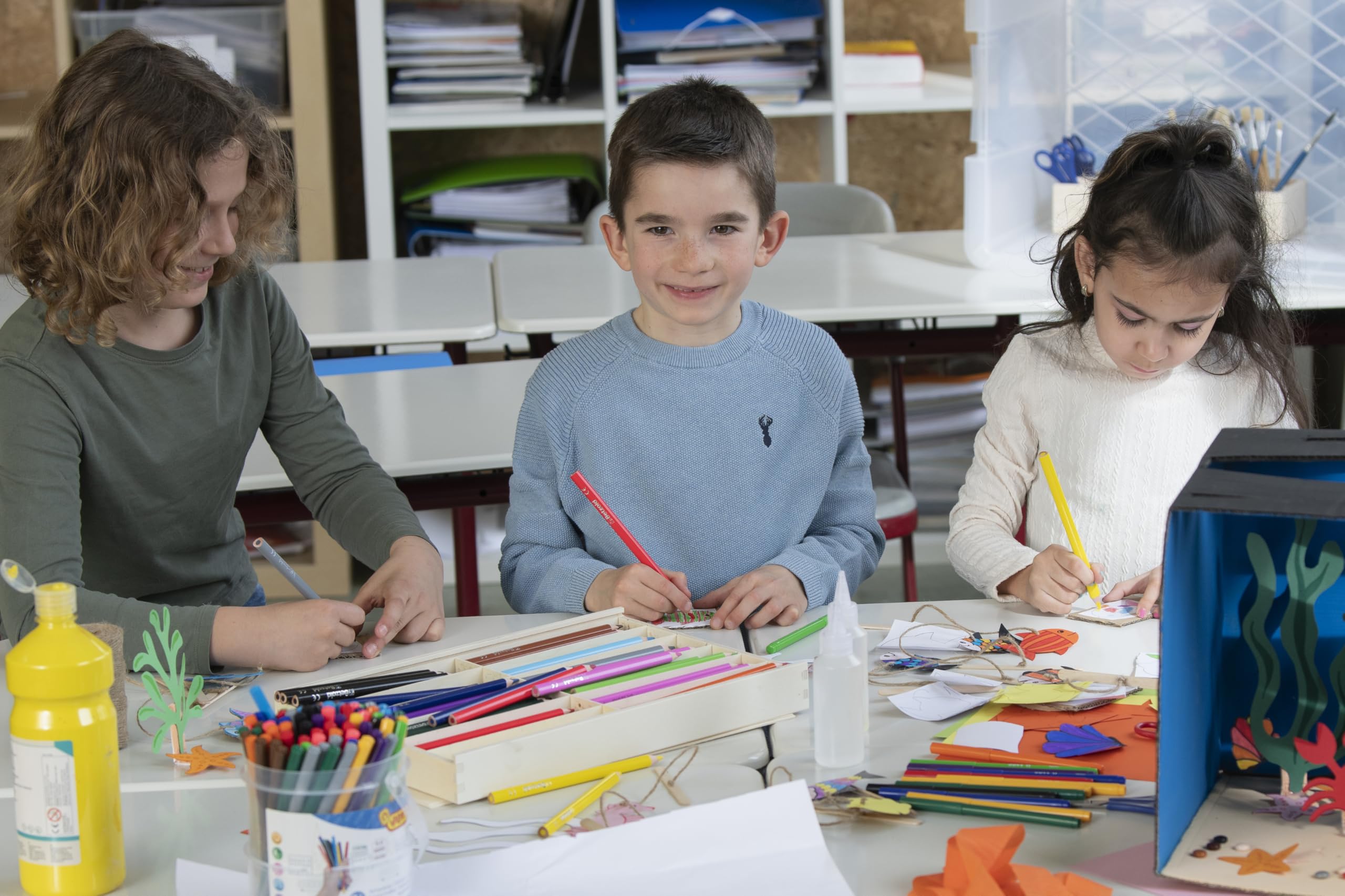 Betzold - 144 Dreikant-Stifte in Holzbox - Kinder-Malstifte Buntstifte Farbstift
