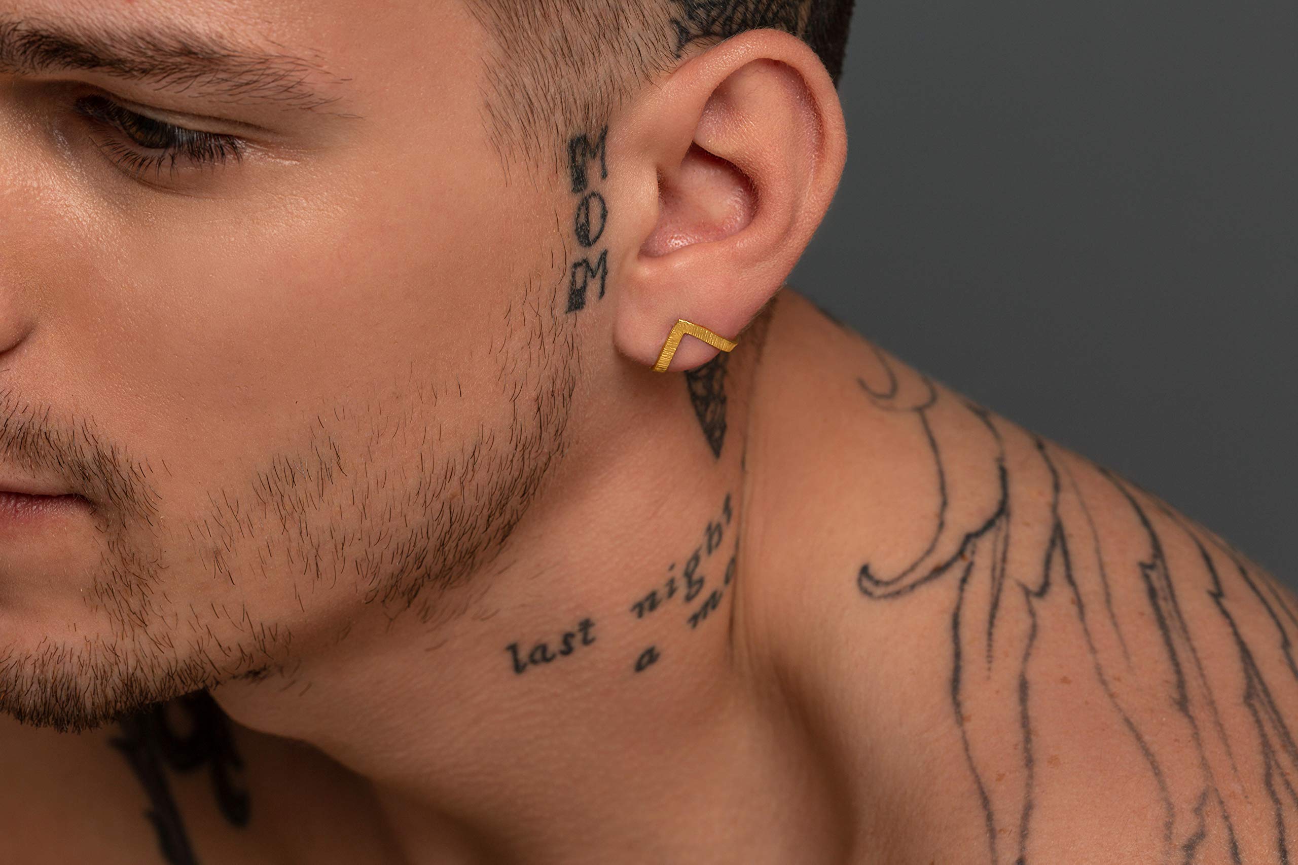 Pendientes Huggie Triangulares Martillados para Hombre, Plata de Ley 925, Diseño Masculino Atrevido, Hipoalergénico - Hechos a mano por Emmanuela