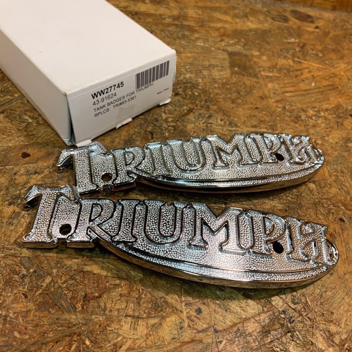 トライアンフ　T140 タンクエンブレム　 Triumph 　ボンネビル トライアンフ T140 タンクエンブレム Triumph ボンネビル Amazon
