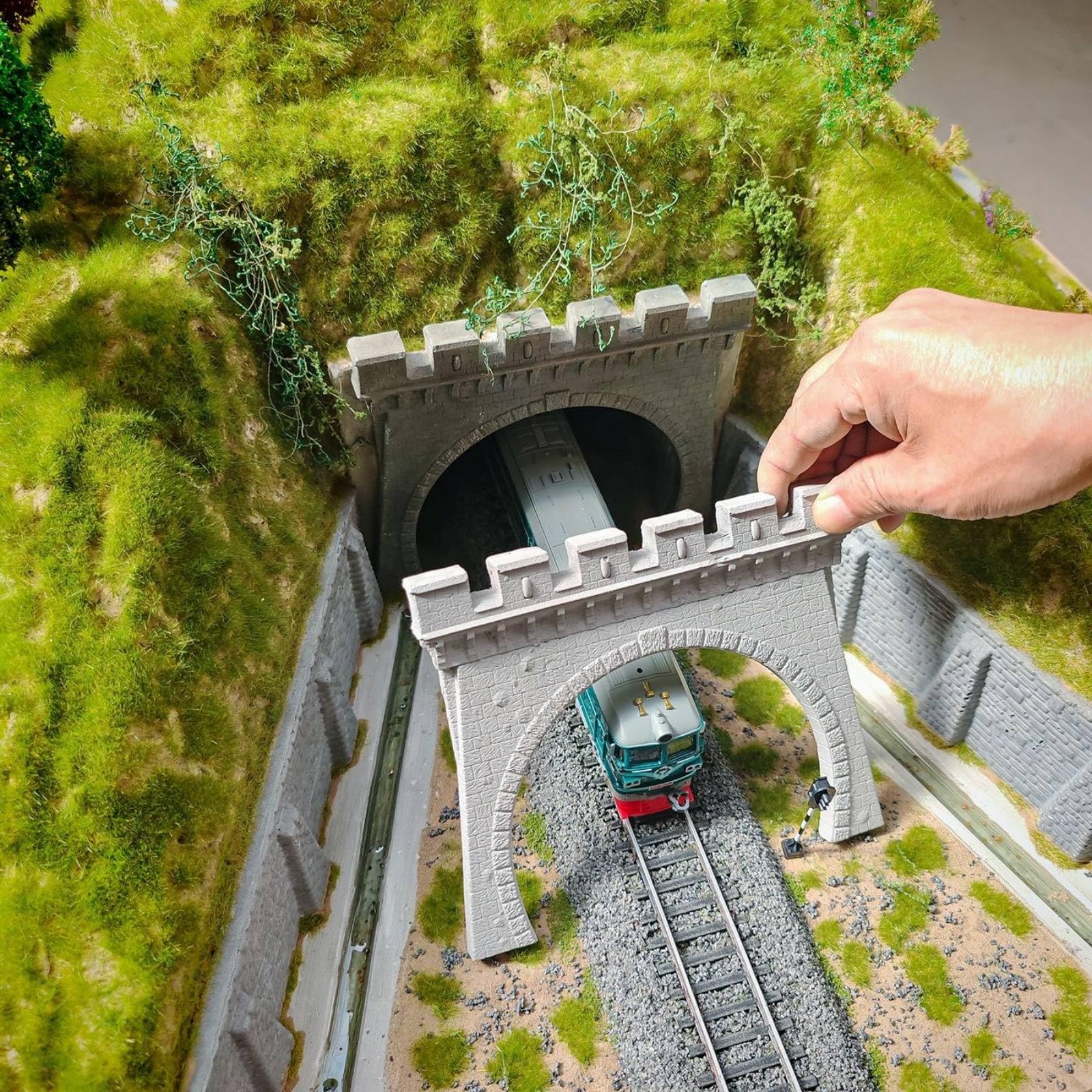 Baoblaze Arco Passaggio Ferroviario in Gesso con Muro di Sostegno E Apertura Tunnel per Modellismo su Ridotta atto per Realizzazione di Paesaggi in Miniatura E Scenari per Treni Modello, style to 2