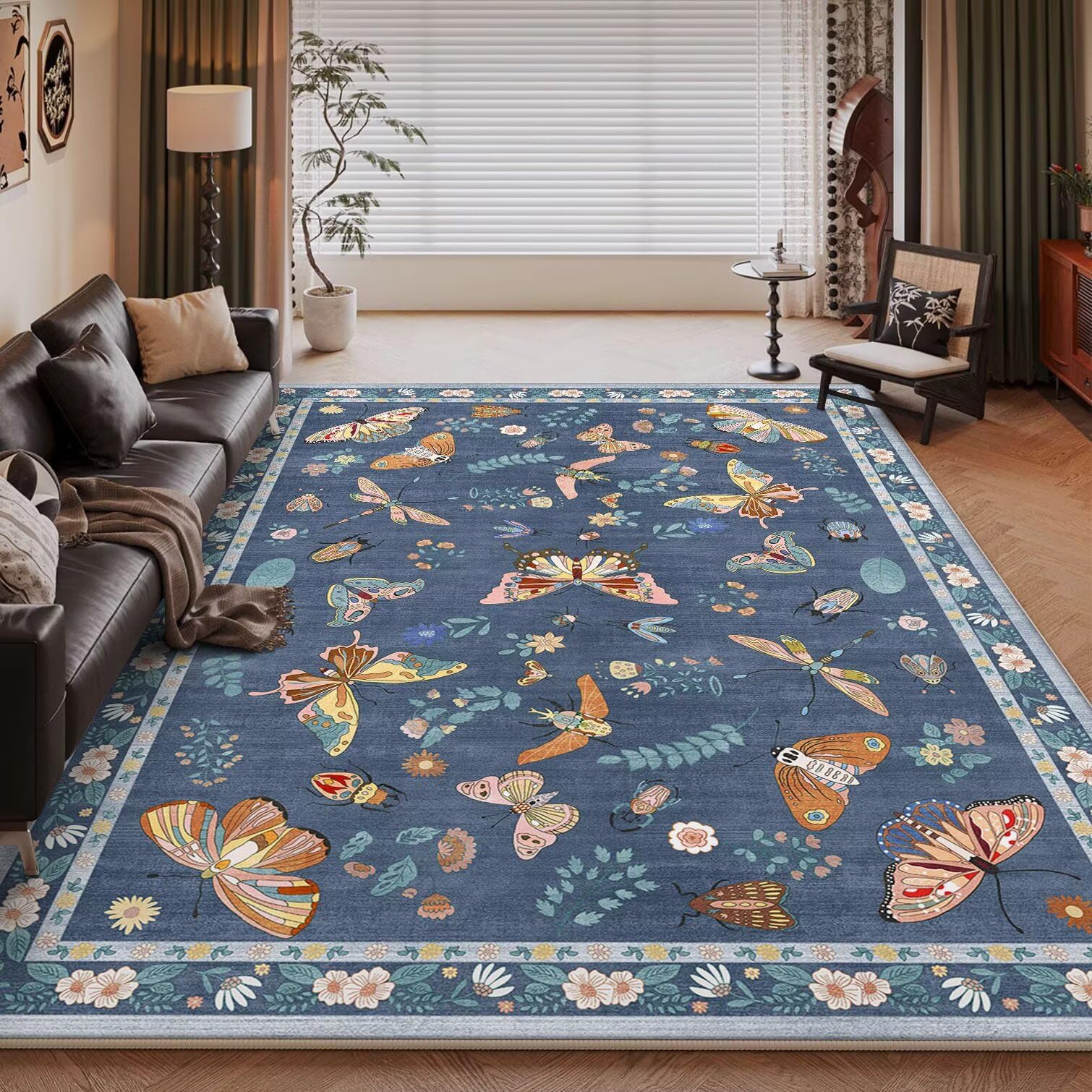 Alfombra pie de cama azul contra el suelo frío en habitación 100x200