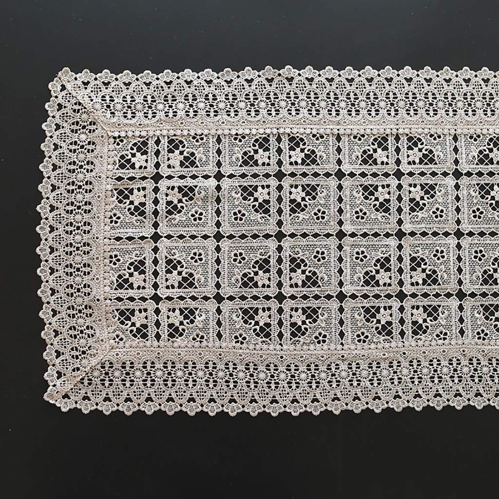 Chemin de table en dentelle blanche anti-pli pour rajeunir une table ancienne