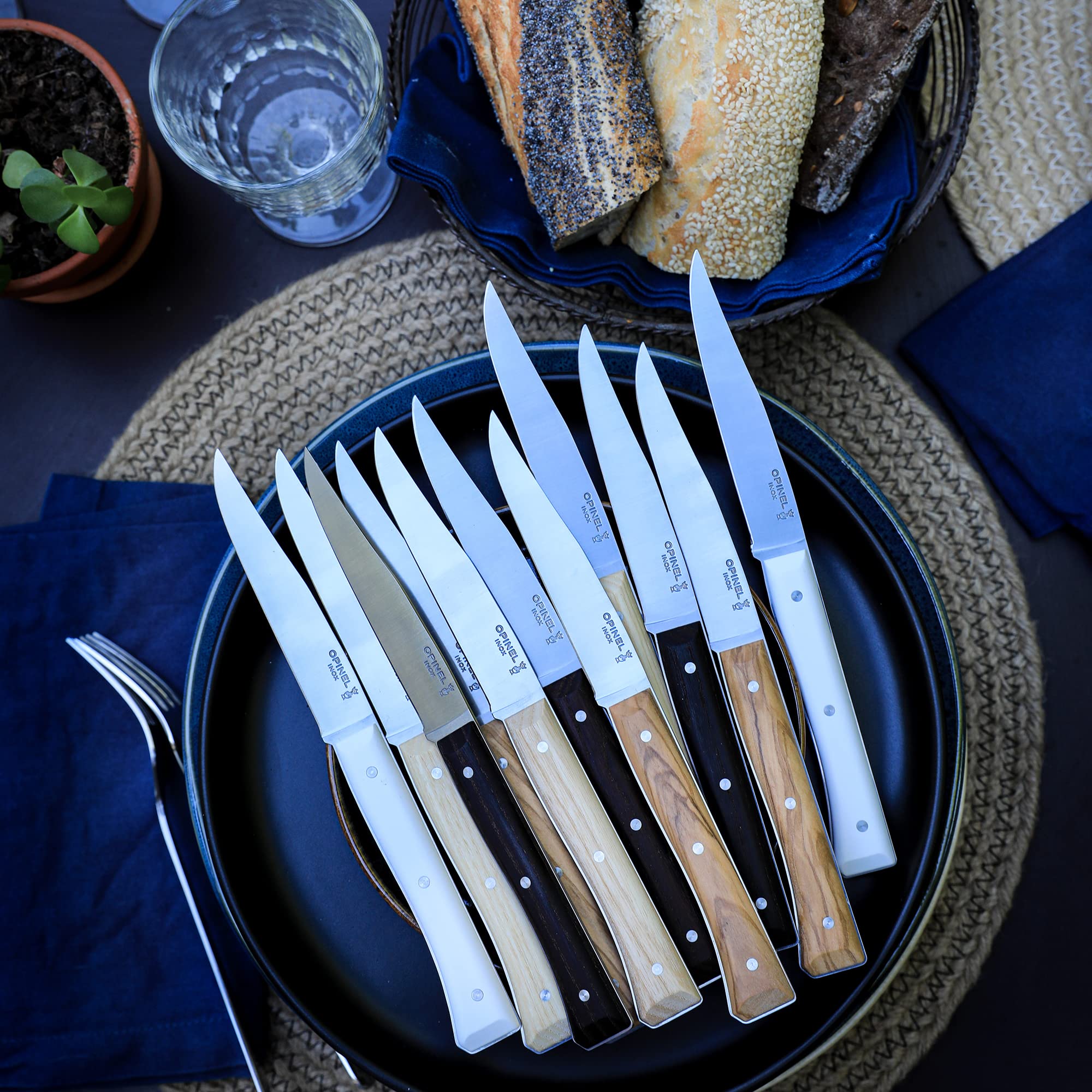 OPINEL - Set di 4 Coltelli da Tavola Facette in Frassino - Lama Liscia in Acciaio Inossidabile - Manico in Legno di Frassino - Garanzia a Vita - Fabbricazione Francese