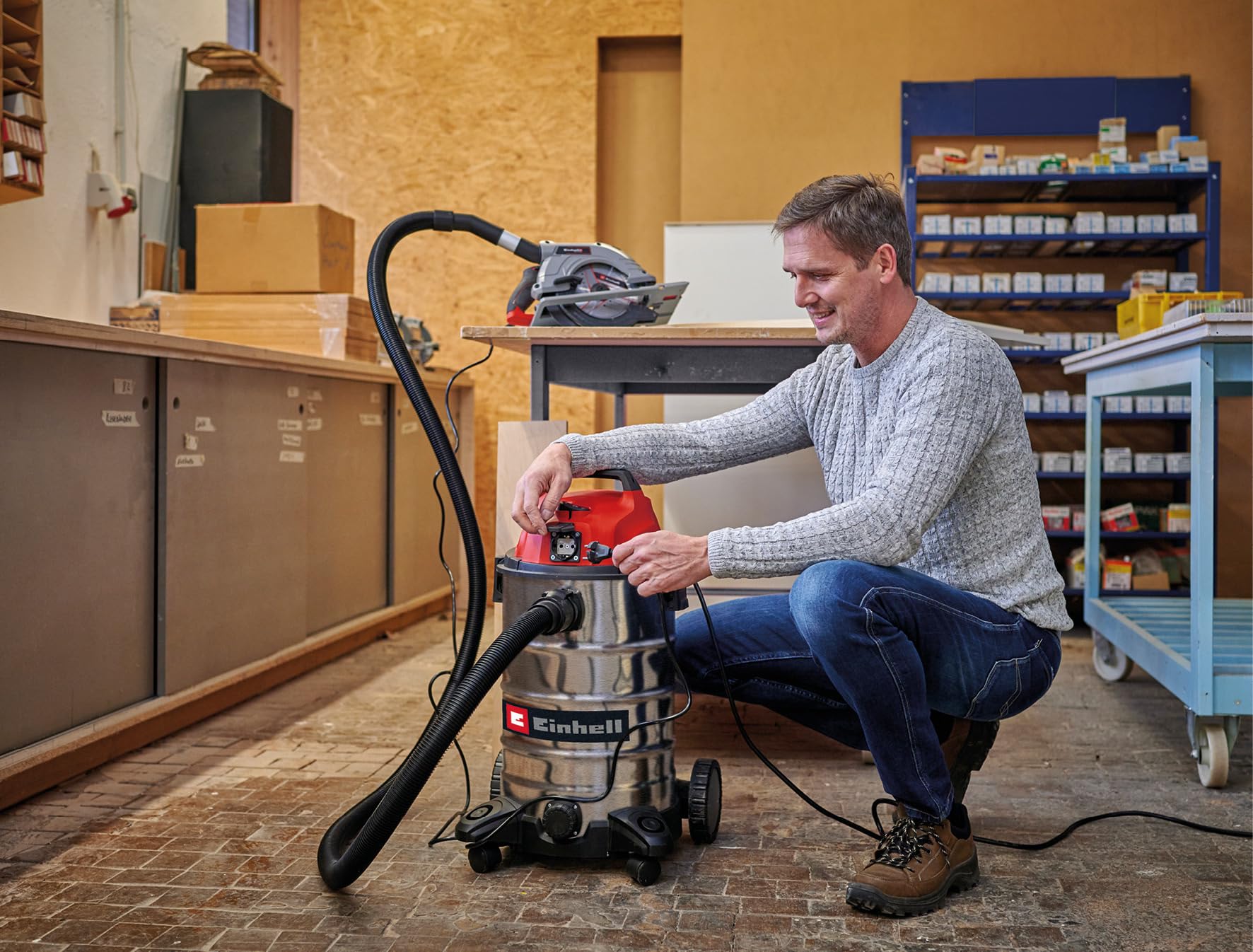Einhell Aspirateur eaux et poussières TC-VC 3055 SA (900 W, 190 mbar, Prise de Courant asservie, cuve en INOX de 30 l, Roues et roulettes, avec Accessoires, filtres et Sac collecteur de poussière)