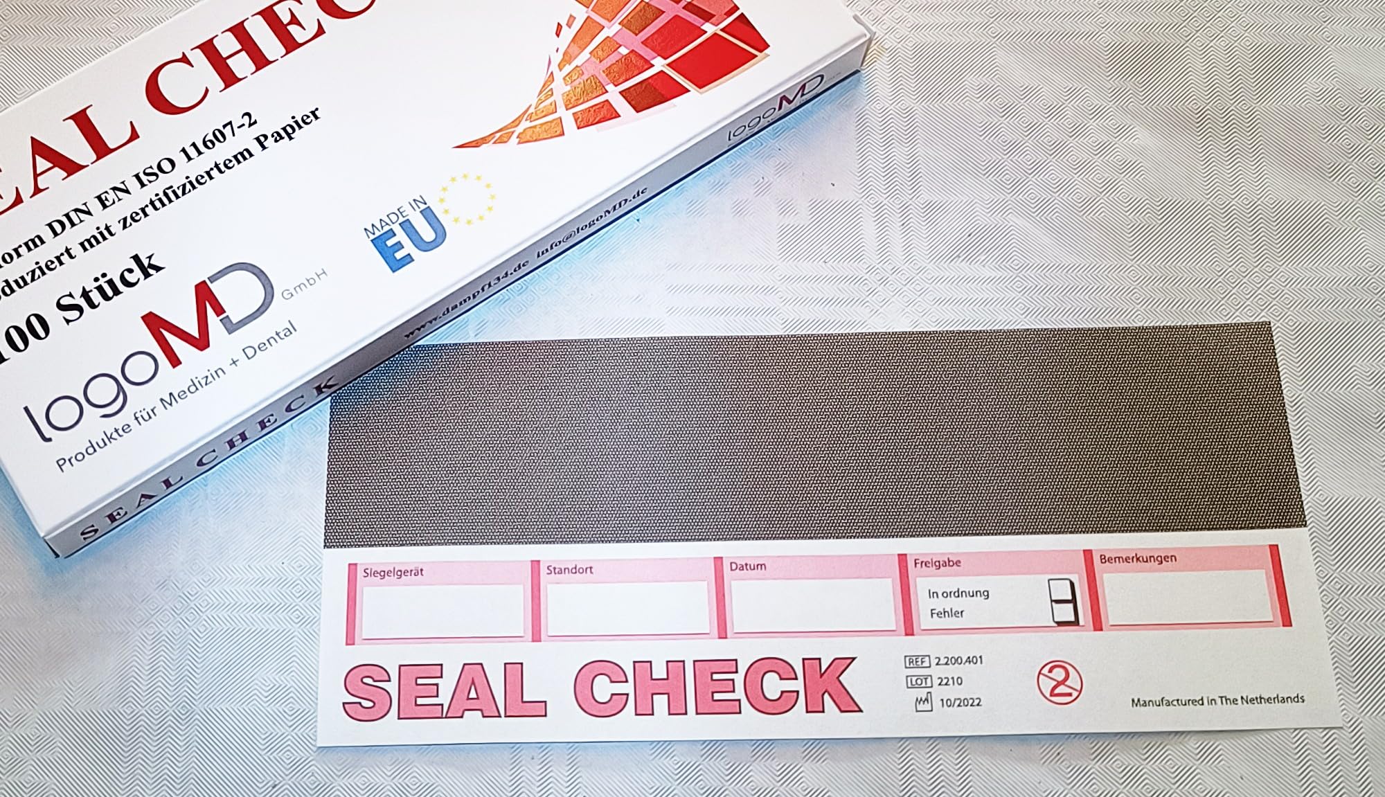 Seal Check Indikatoren zur gesetzlich vorgeschriebenen täglichen Überprüfung der Siegelnaht, Pack mit 100 Stück, konform DIN EN ISO 11607-2, daher in jedem validierten Prozess einsetzbar. EU-Produkt
