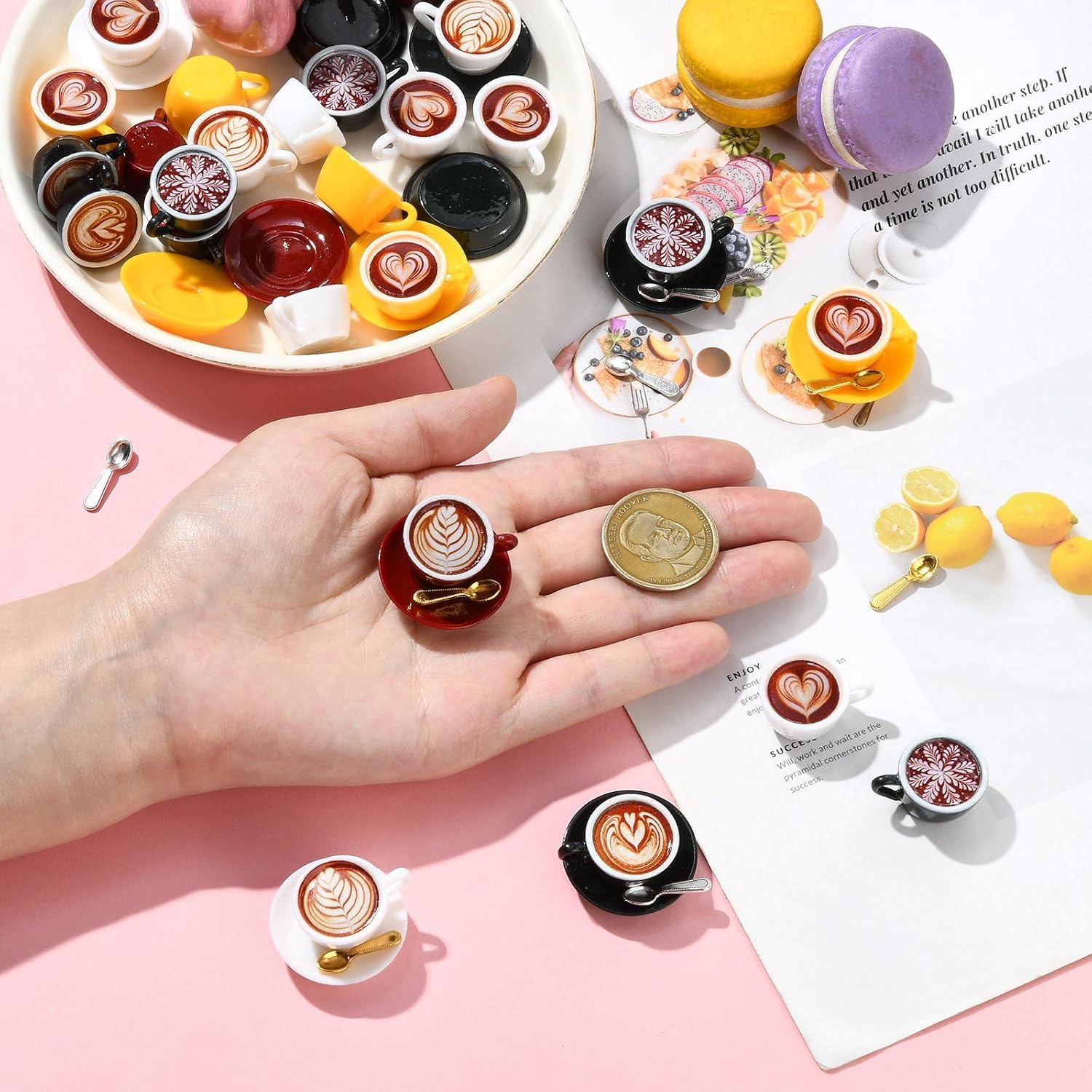 65個 コーヒーカップミニチュアフィギュアセット 13スタイル 小さな樹脂食器 プレート スプーン カップ オーナメン 【ラウンドツリーデザインシールド】
