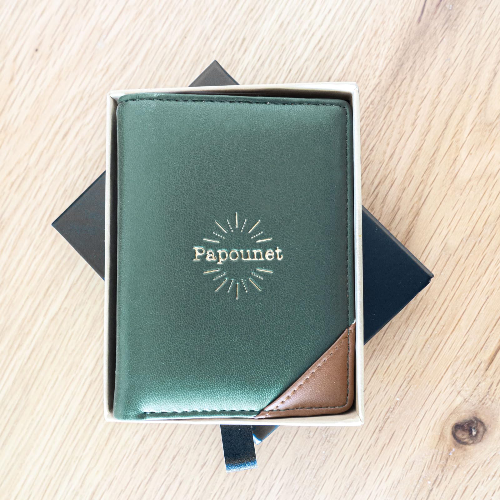 Manahia - Porte Monnaie Papounet - Petit Portefeuille Homme, Porte Carte Compartiment Pièces - Compact, Léger, et Pratique - Simili Cuir Vegan Marron et Vert - Cadeau Fête des Pères