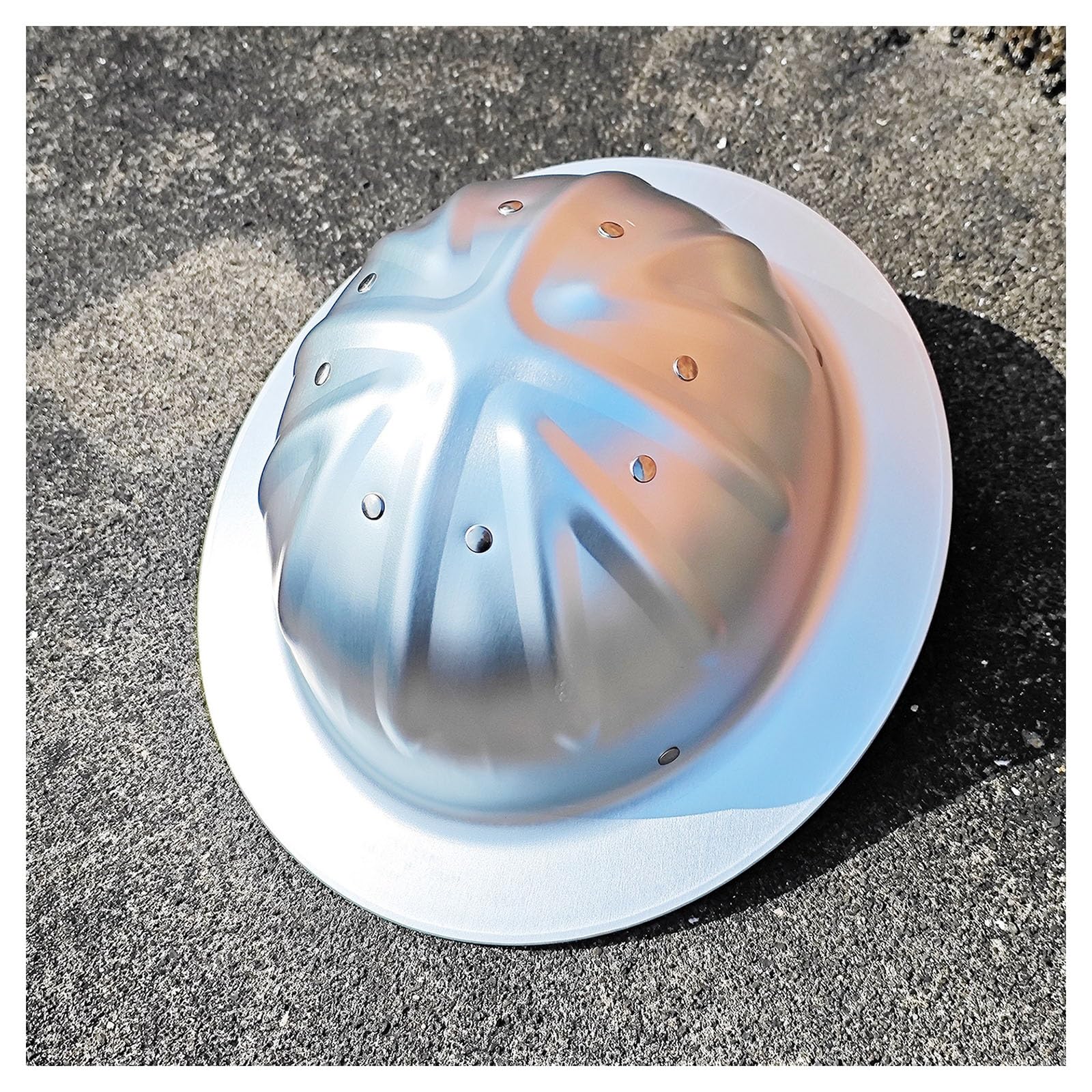 Casco da cantiere ad alta resistenza in lega di alluminio a tesa larga, cappello da lavoro all'aperto, casco in metallo, fodera per il sudore rimovibile regolabile e sottogola con fascia per cappello