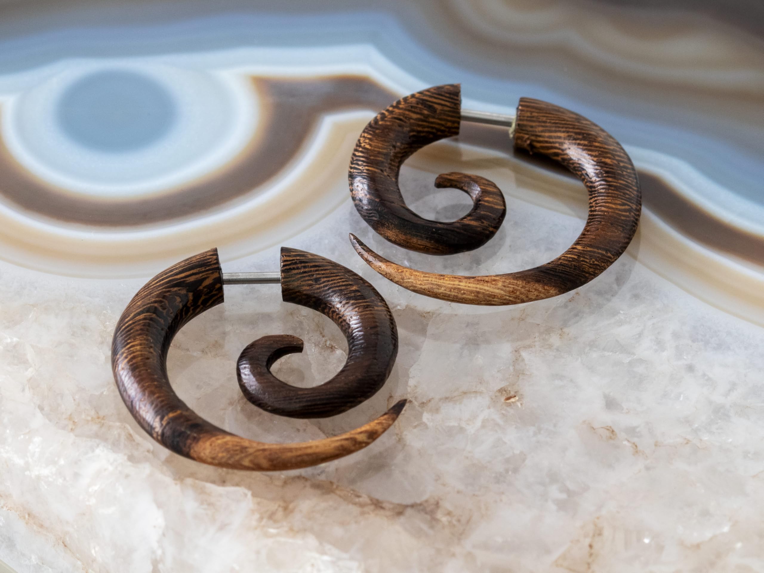 Fly Style 1 Paar Fake Piercing Spirale - Ohrring aus Horn, Knochen oder Holz mit Schraubverschluss