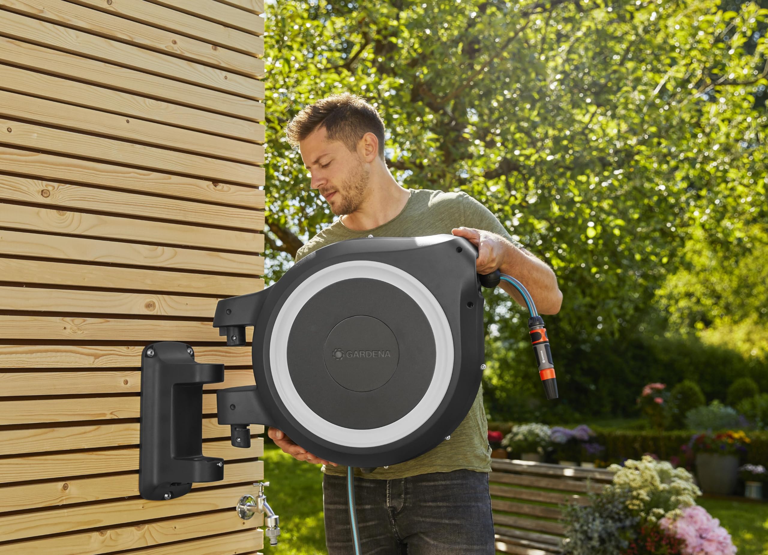 Gardena Wand-Schlauchbox RollUp M/L (weiß) 25 m: flexible Bewässerung für mittelgroße bis große Gärten, Schwenkbare Schlauchbox, inkl. 25 m Gardena Qualitätschlauch und Montagehilfe (18622-20)