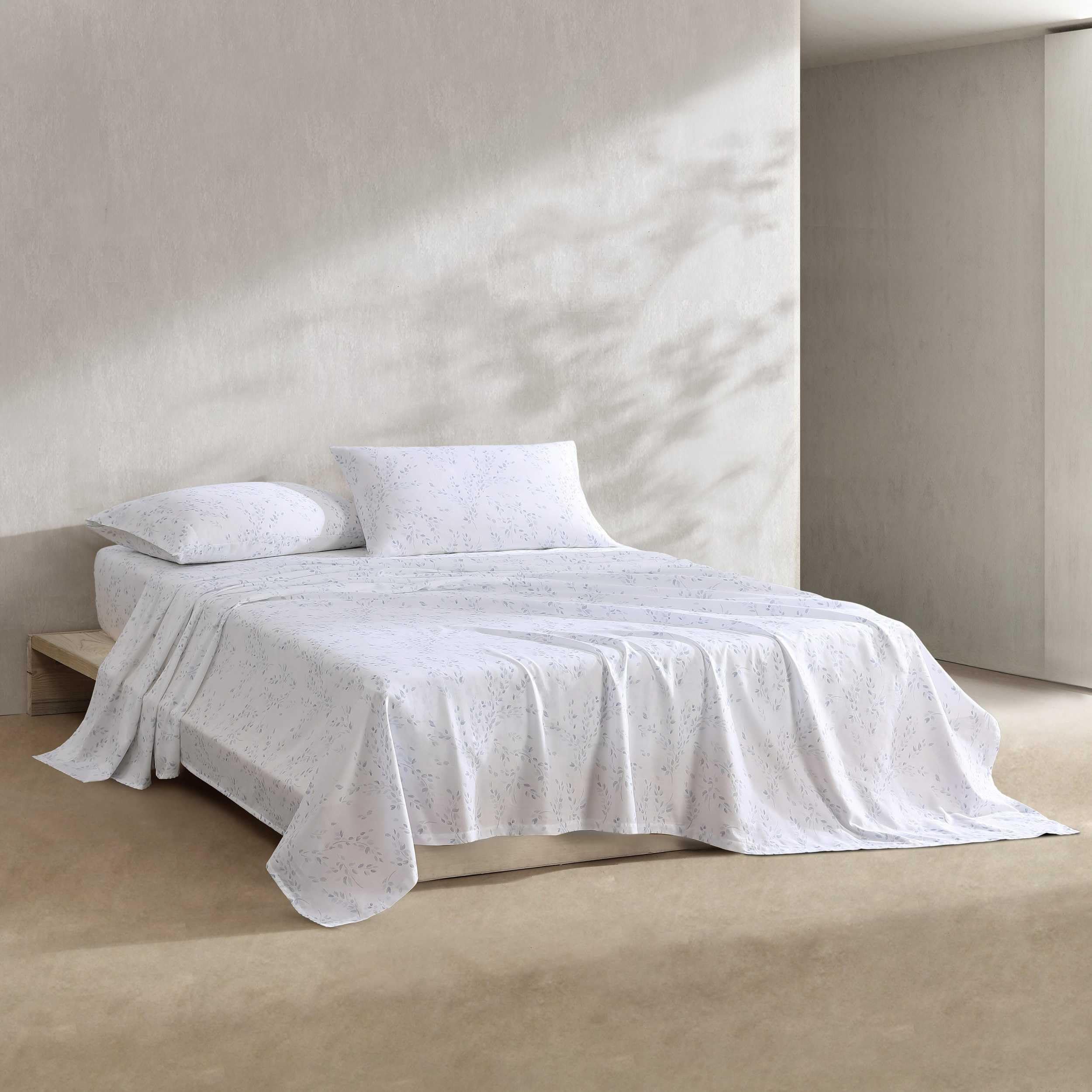Calvin Klein - Juego de sábanas tamaño Queen, Juego de Ropa de Cama de satén de algodón, decoración Lujosa y Suave para el hogar (Azul botánico aireado, Queen)