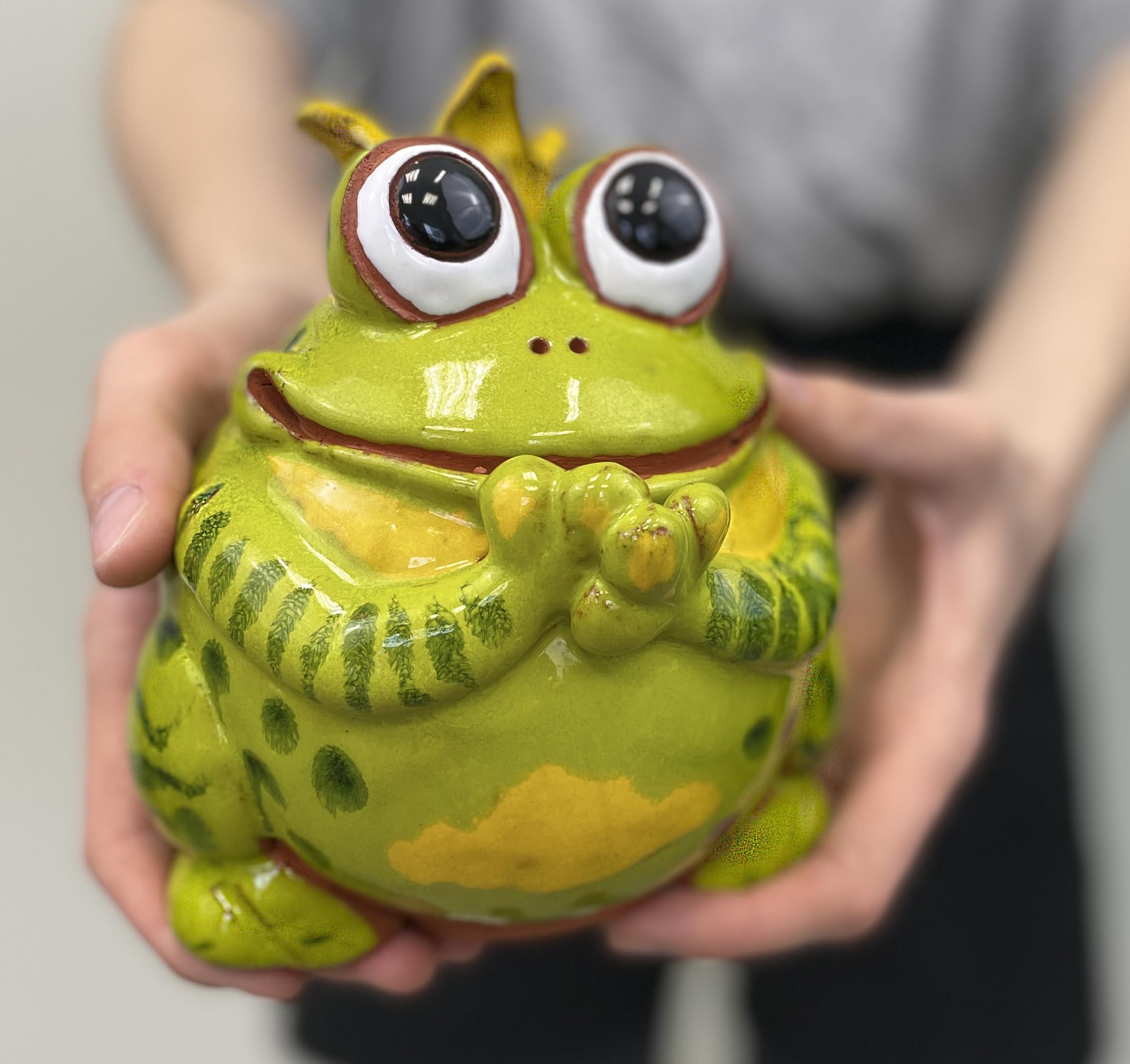 Gartenstecker Keramik Handgefertigt - Gartendeko für Draußen Wetterfest - Garten Deko Keramik - Gartenfiguren & Gartenstatuen - Frosch