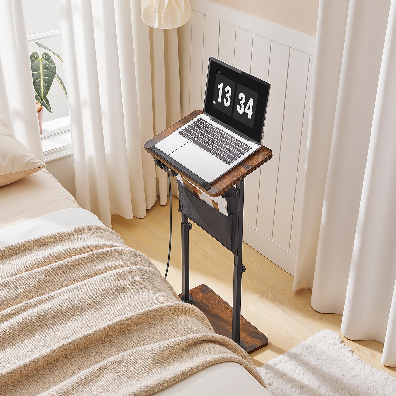 HOOBRO Mesa Auxiliar de Altura Regulable Entre 50,5-75,5 cm y Base de Carga, Mesa de Sofá con Tablero Inclinable, Mesita de Noche con Bolsas y Ranura para Tabletas, Marrón Vintage y Negro EBF435CBZ01