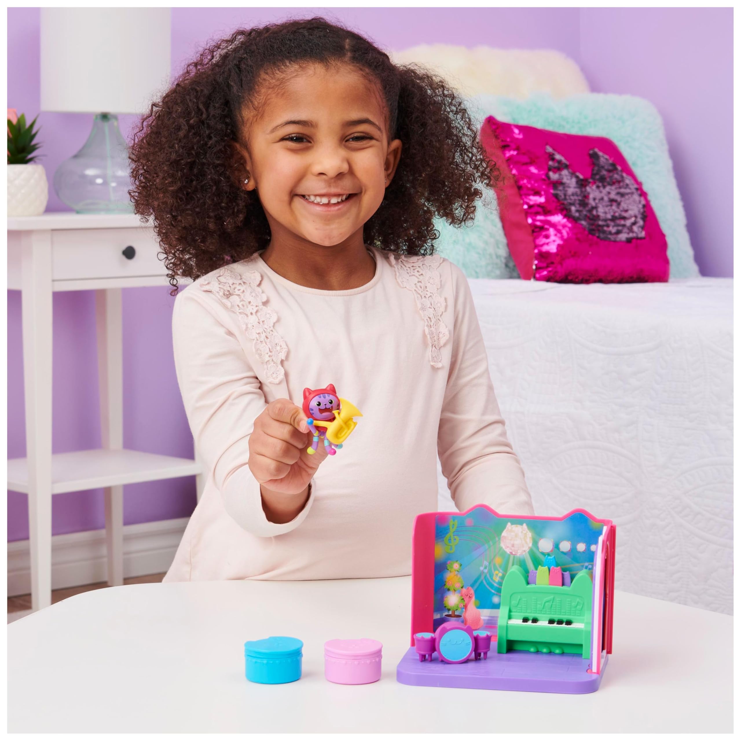 DREAMWORKS GABBY'S DOLLHOUSE - Deluxe Raum, Groovy Music Room, Musikzimmer mit DJ Katzenminze, 2 Möbelstücken und 2 Überraschungsboxen mit Zubehörteilen, ab 3 Jahren