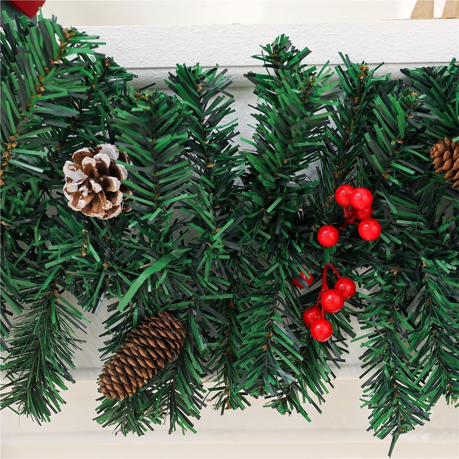 Weihnachten Girlande Weihnachtsgirlande Mit Tannenzapfen Und Glitzernden Schleifen Weihnachtsdekoration