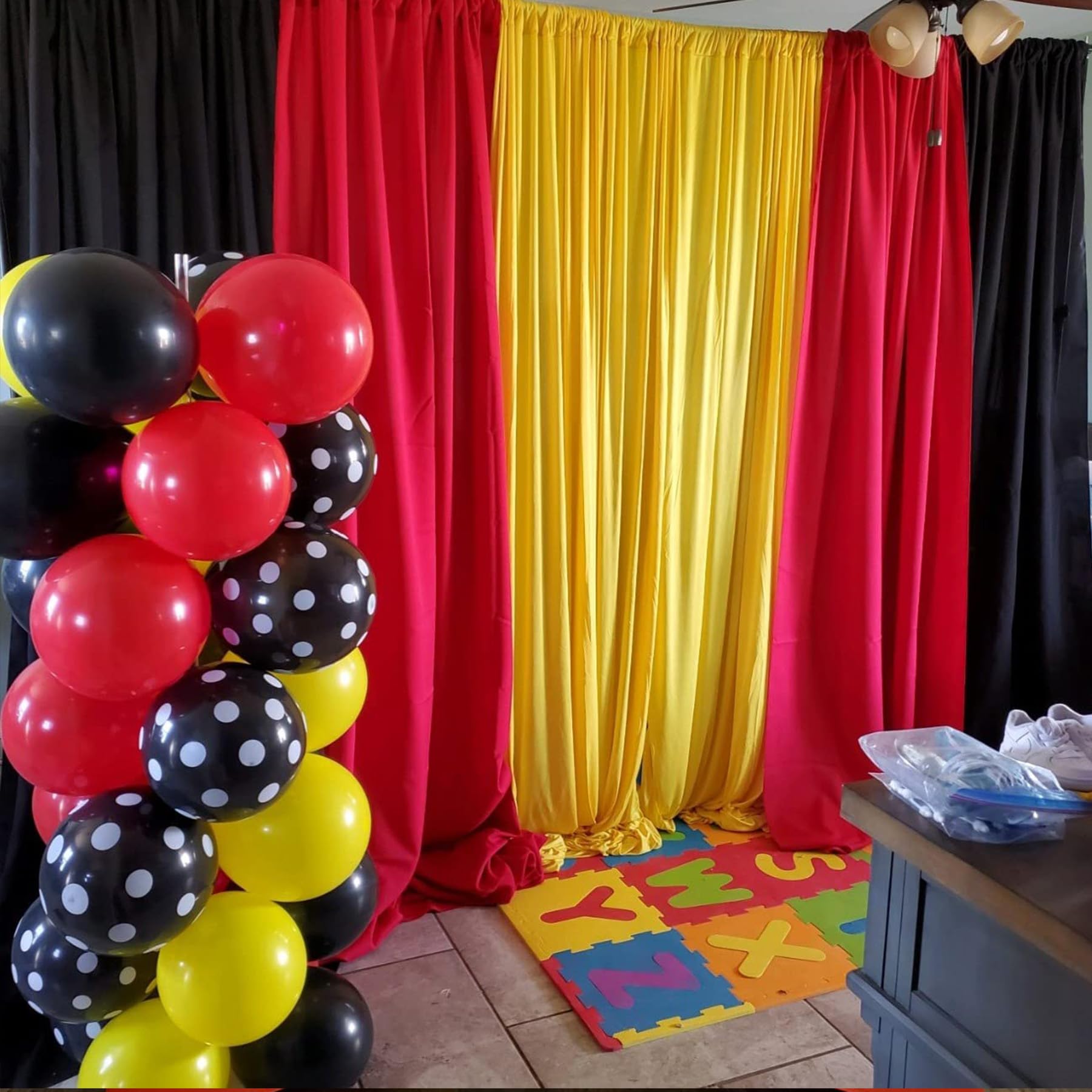 Lot de 6 panneaux de rideaux infroissables de 9,1 x 3 m - Noir, rouge et jaune - Toile de fond pour fêtes, Noël, fête d'anniversaire