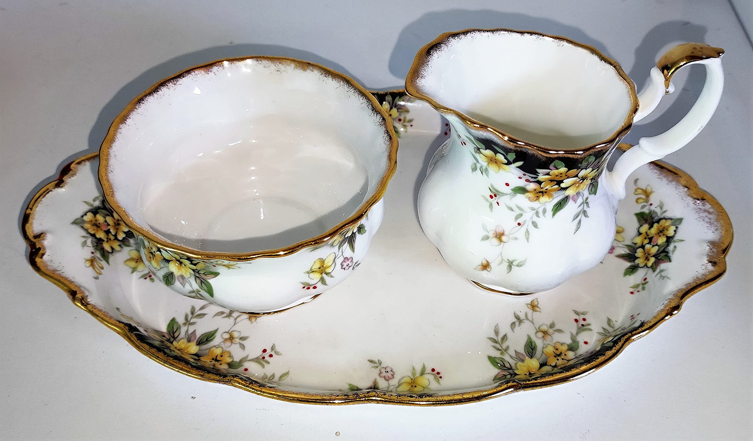 Royal Albert Royal Ascot - Bricco per latte e zuccheriera su vassoio, bianco, 1 ml, porcellana, classico, collettivo, set da tè