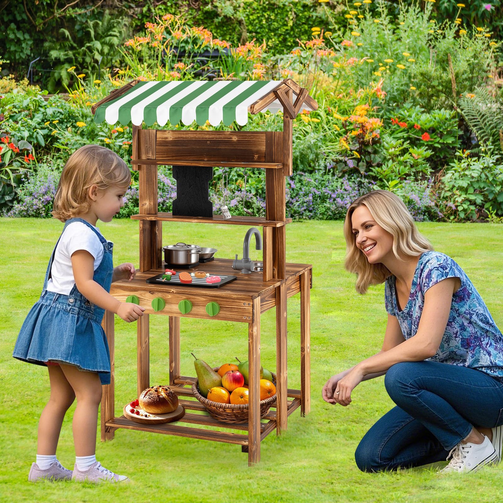 HOMASIS Cuisine d'extérieur en Bois avec auvent, Cuisine Jouet pour Enfants Double Face avec Tableau Noir, Robinet, 4 ustensiles et 2 Crochets, Barbecue Jouet pour Enfants à partir de 3 Ans, Vert