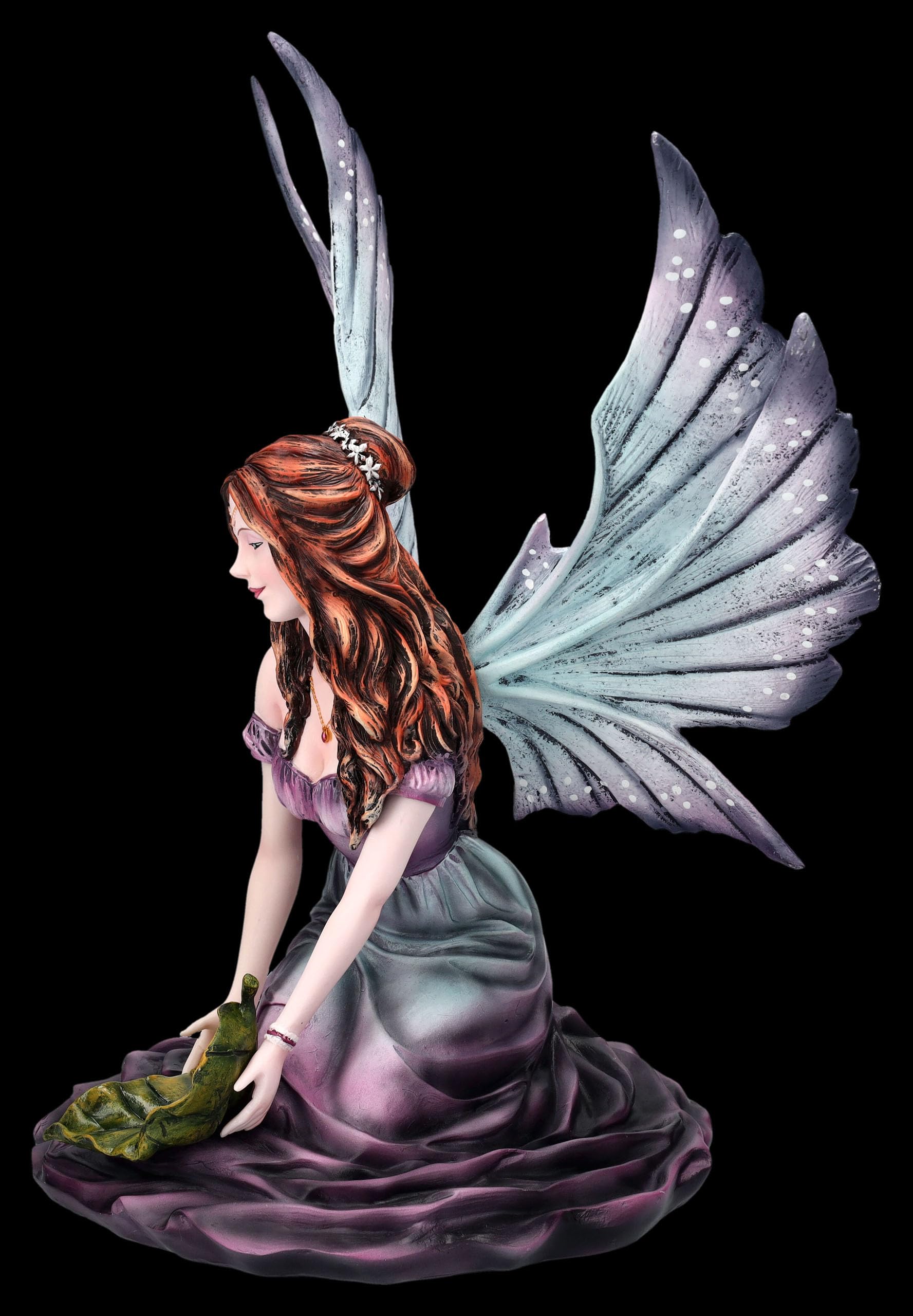 Figuren Shop GmbH Elfenfigur sammelt Wasser – traumhafte Elfe mit Blatt – handbemalte Fantasy-Deko (32,5 cm) – Tales of Aurelion Collection – Geschenkidee für Elfen- & Naturfreunde