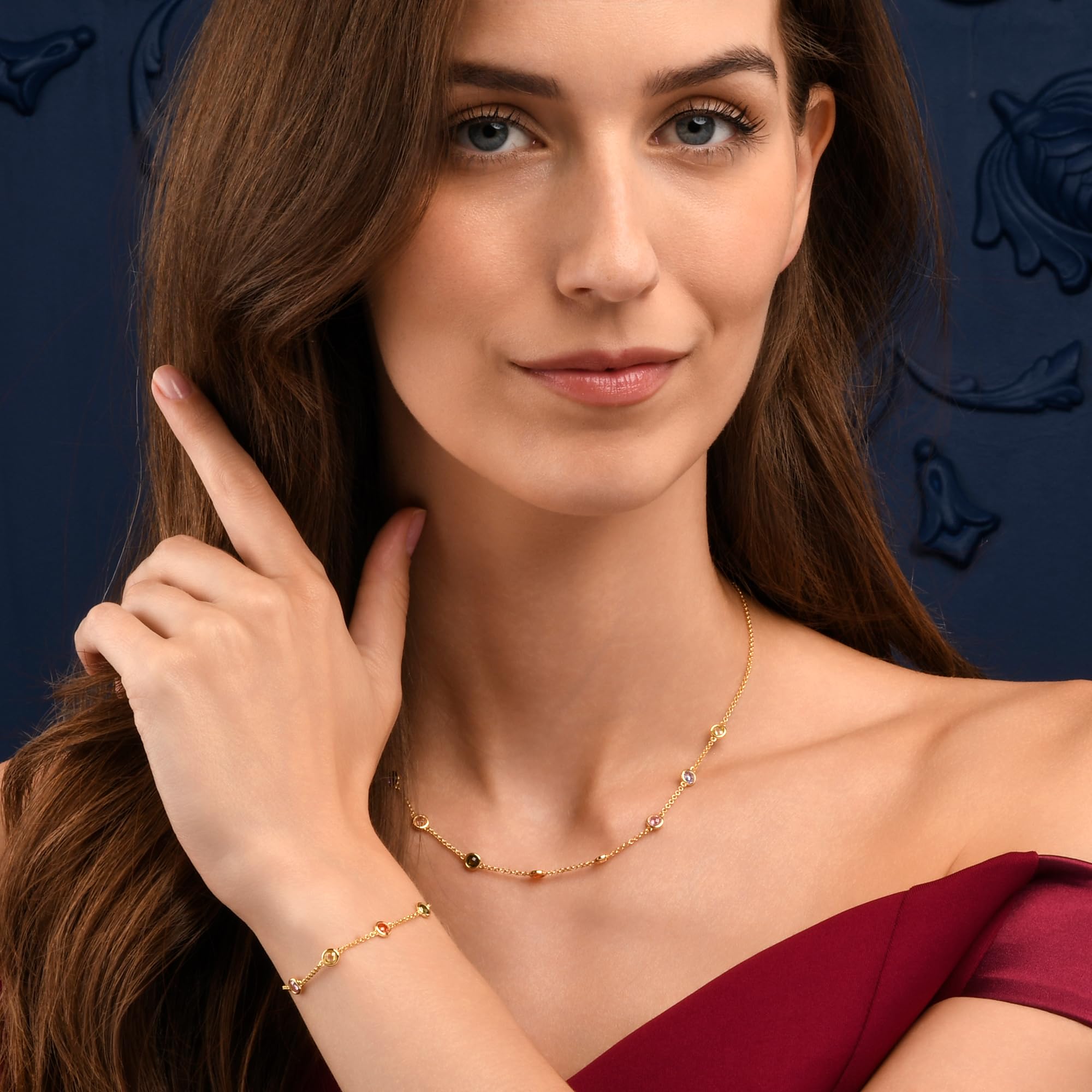 namana Zartes Charm-Armband Damen 925 Silber oder vergoldet – Feines Armband mit farbigen Zirkonia-Steinen, elegantes Schmuckstück für Frauen und Mädchen, edles Design, Geschenk im Etui