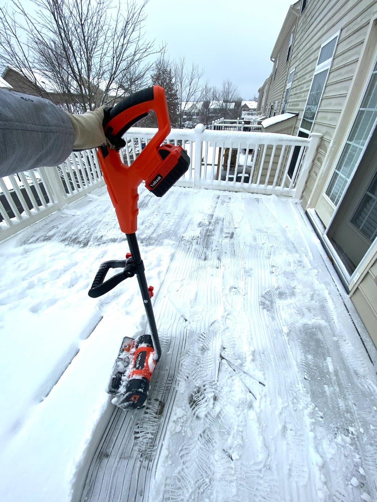 VOLTASK Cordless Snow Shovel, 24V | 13-Inch | 4-Ah Cordless Snow Blower, Battery Snow Blower with Directional Plate & Adjustable Front Handle (4-Ah Battery & Quick Charger Included) photo review