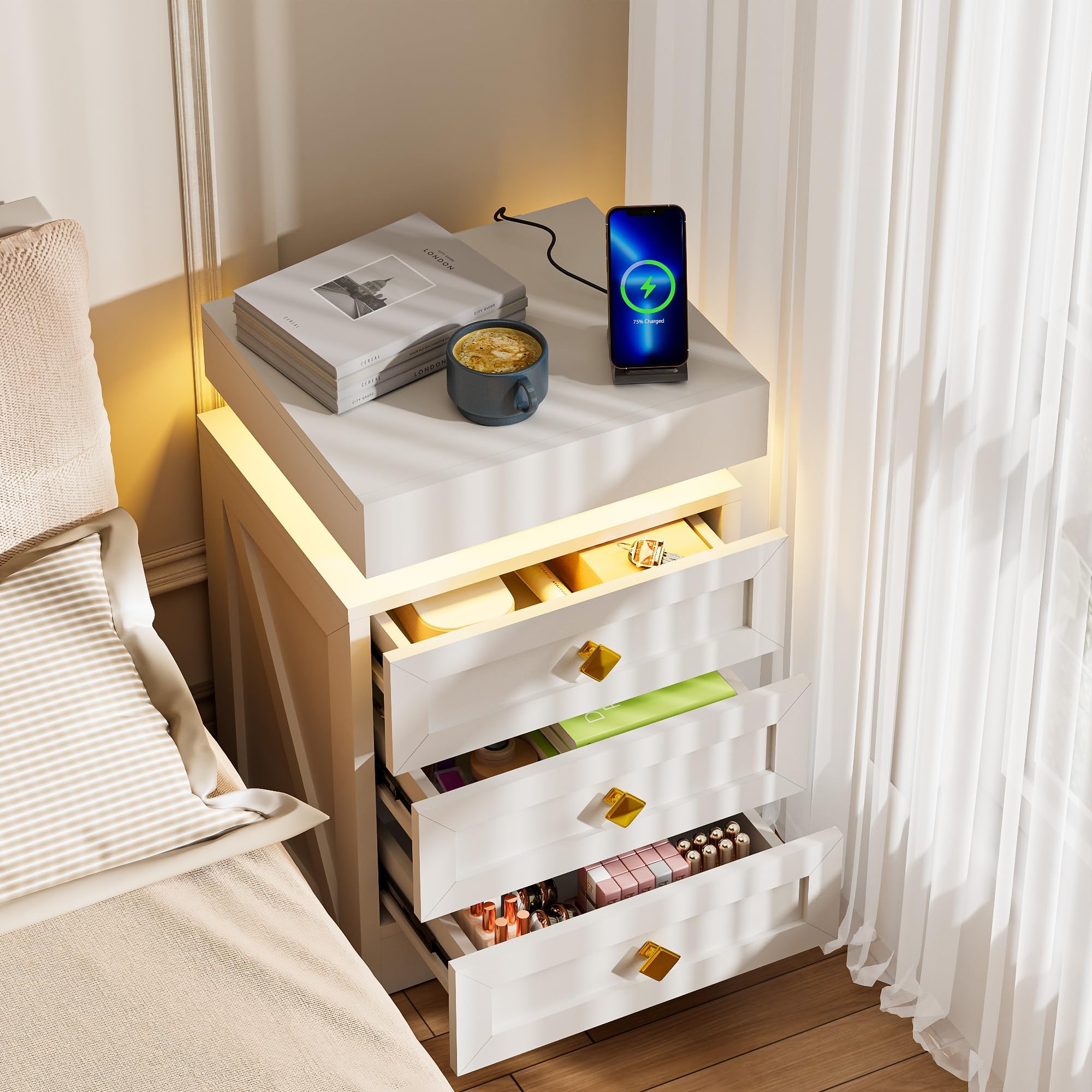 Comodino Camera da Letto con Presa Elettrica, 2 AC 2 USB Comodini Moderni con Luce LED RGB, Comodino in Legno 3 Cassetti e Couvercle Coulissant, Soggiorno Studio, Bianco 35cm Larghezza