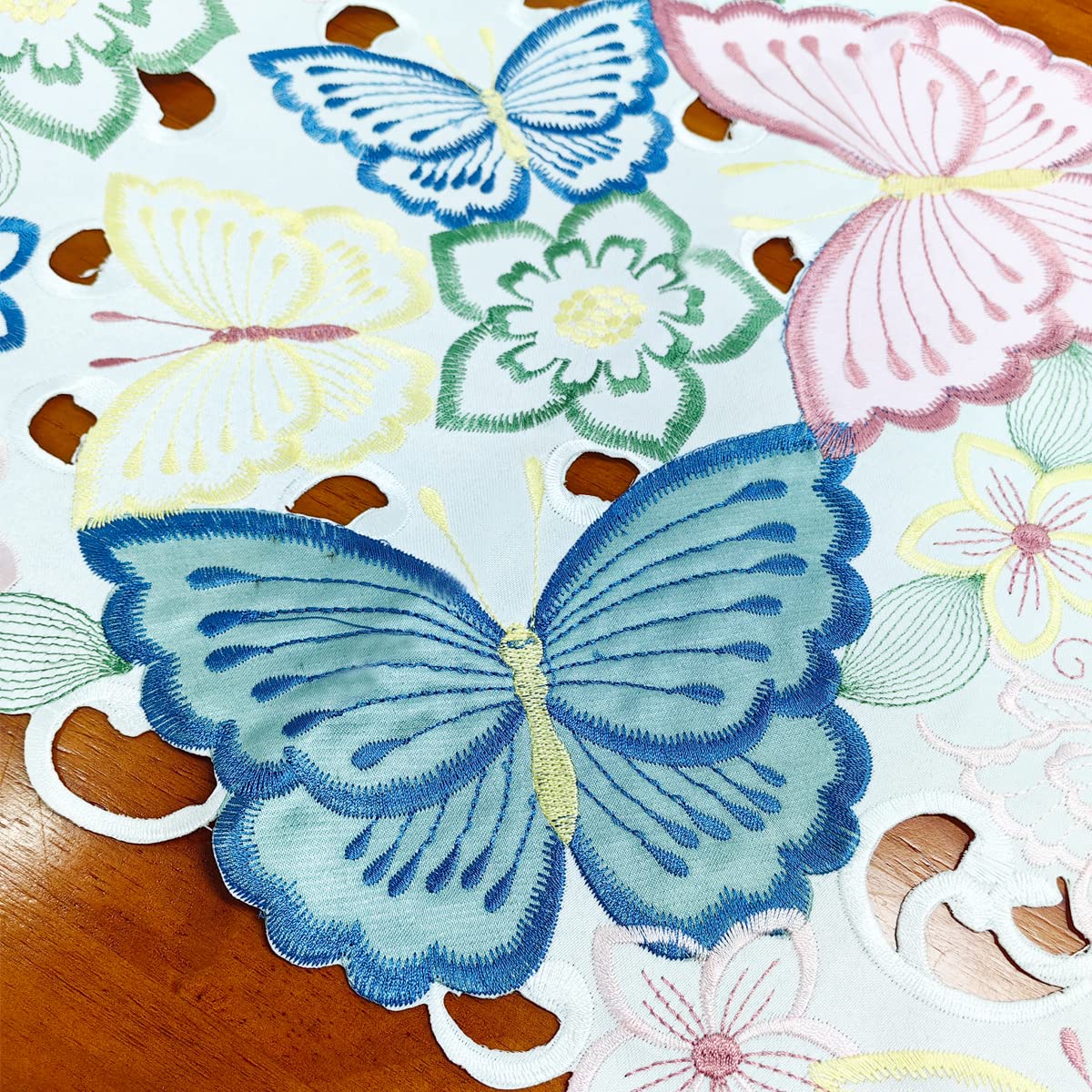 Amazon｜Bringsine 刺繍入りバタフライテーブルランナー アップリケ 花