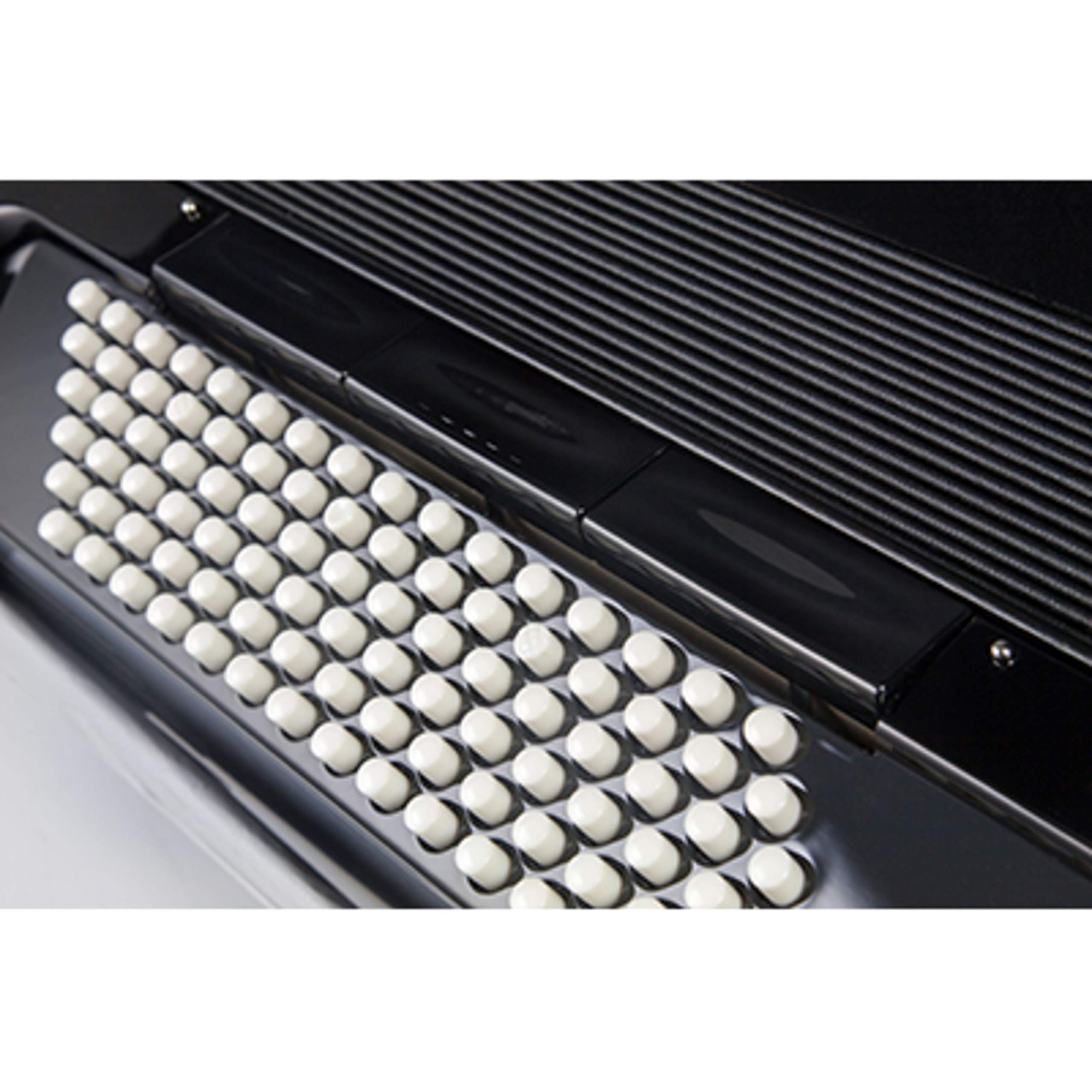 Hohner Amica III 72 Akordeon - 72 standardowe basy, 3 rejestry basowe, 4 chóry basowe, 3 chóry, 34 klawisze fortepianowe, 5 barw dźwięku, 5 rejestrów, czarny, z paskiem i torbą