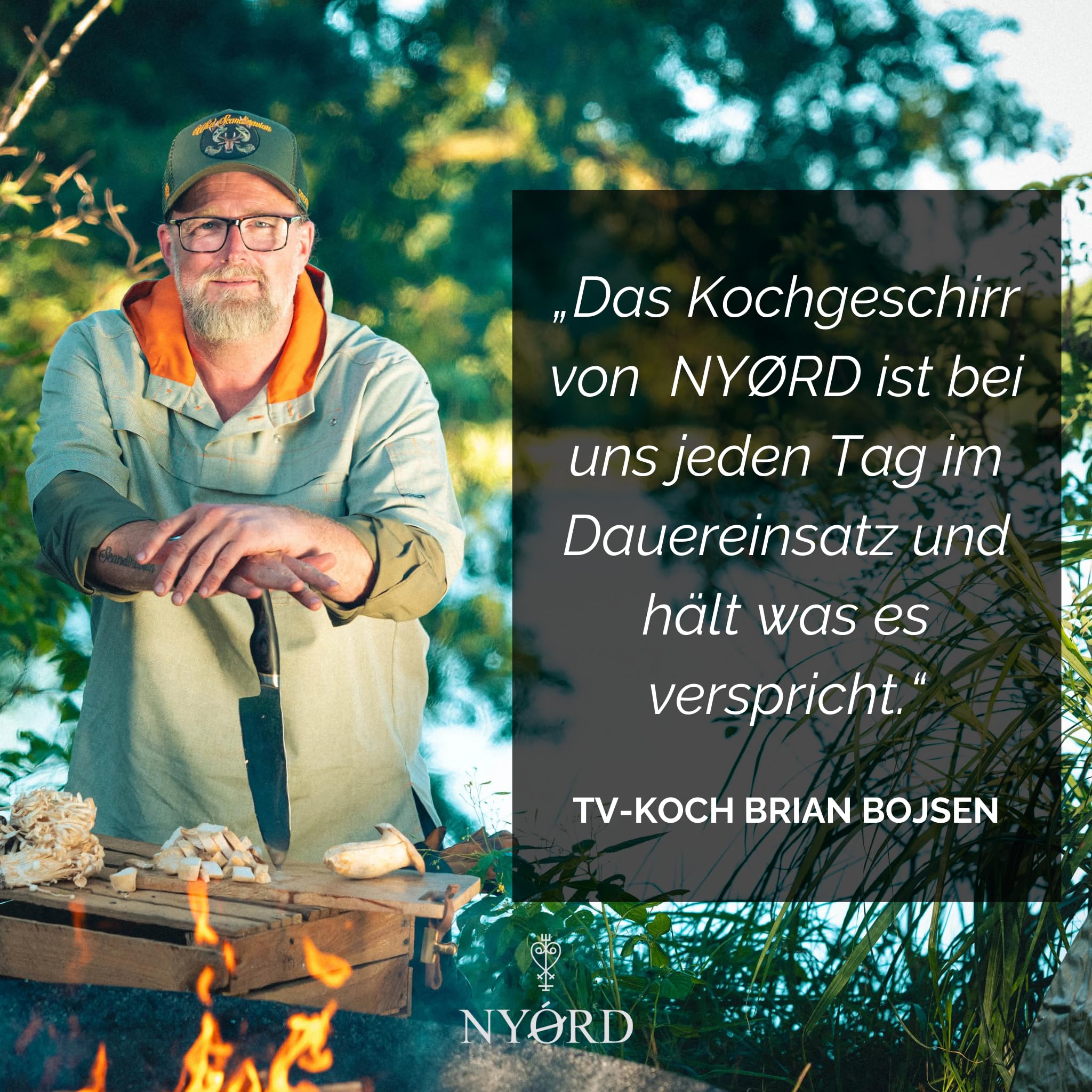 NYORD Holzschneidebrett aus Geöltem Mangoholz, Wasserabweisend, 40 x 40 cm, Massives Schneidebrett mit Saftrille und cm-Skala, Großes Küchenbrett mit Rutschfesten Standfüßen