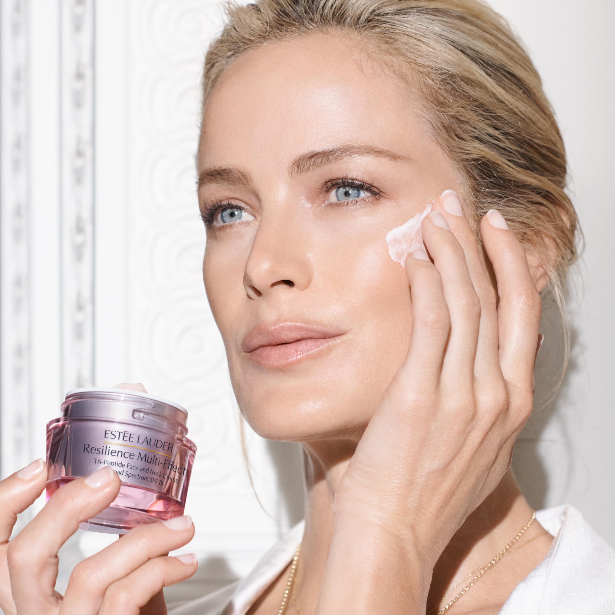 Estée Lauder Resilience Multi-Effect Tri-Peptide Face and Neck Cream SPF 15 | Aufpolsternde Gesichtscreme mit Peptiden | Lässt die Haut fester wirken & mildert Linien & Falten | Mit LSF 15, 50ml