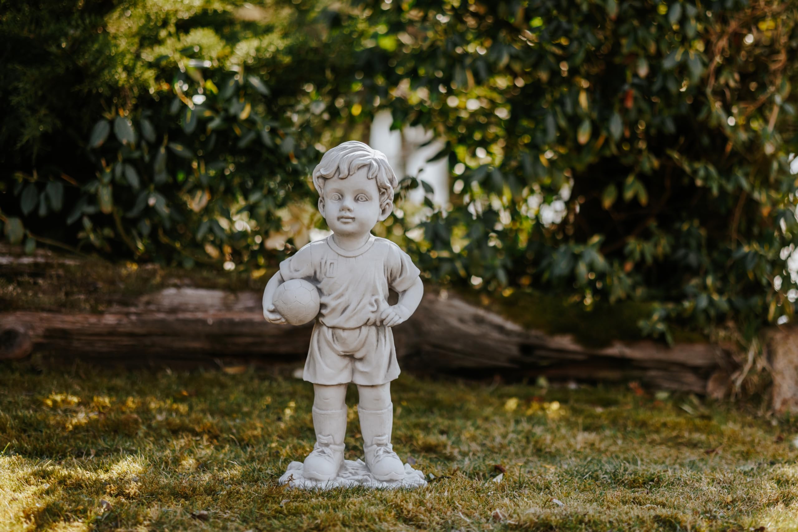 gartendekoparadies.de Figura in pietra per ragazzo con calcio, grigio, resistente al gelo, altezza 51 cm, decorazione da giardino resistente alle intemperie