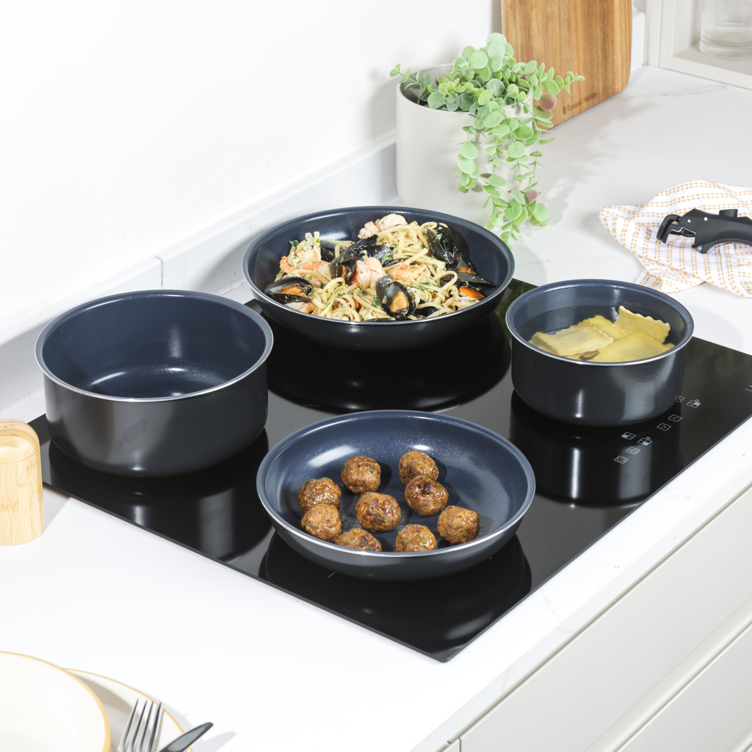 Russell Hobbs RH03319EU7 Smart Clip - Set di 5 padelle e padelle antiaderenti in ceramica con manico staccabile, design impilabile, senza PFA, adatta al forno a induzione, blu marino