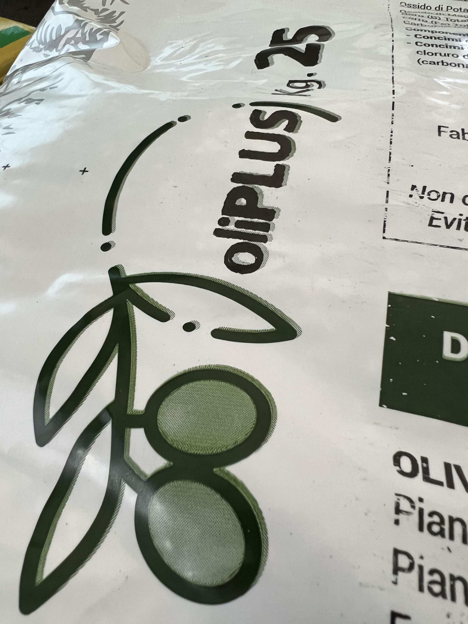 OLIPLUS New - CONCIME Organo Minerale OLIVO OLIVI NPK 14-5-5 contenente Calcio, Magnesio, Ferro e Boro - 25Kg