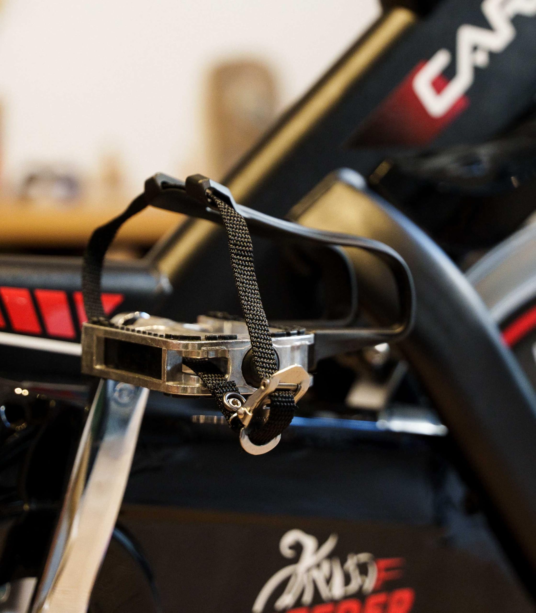 CARE FITNESS - Vélo de Biking Magnétique - Speeder - Masse d'Inertie 24 KG - Réglage Précis de la Résistance - Cale-Pieds Garantissant un Mouvement Fluide & Sécurité