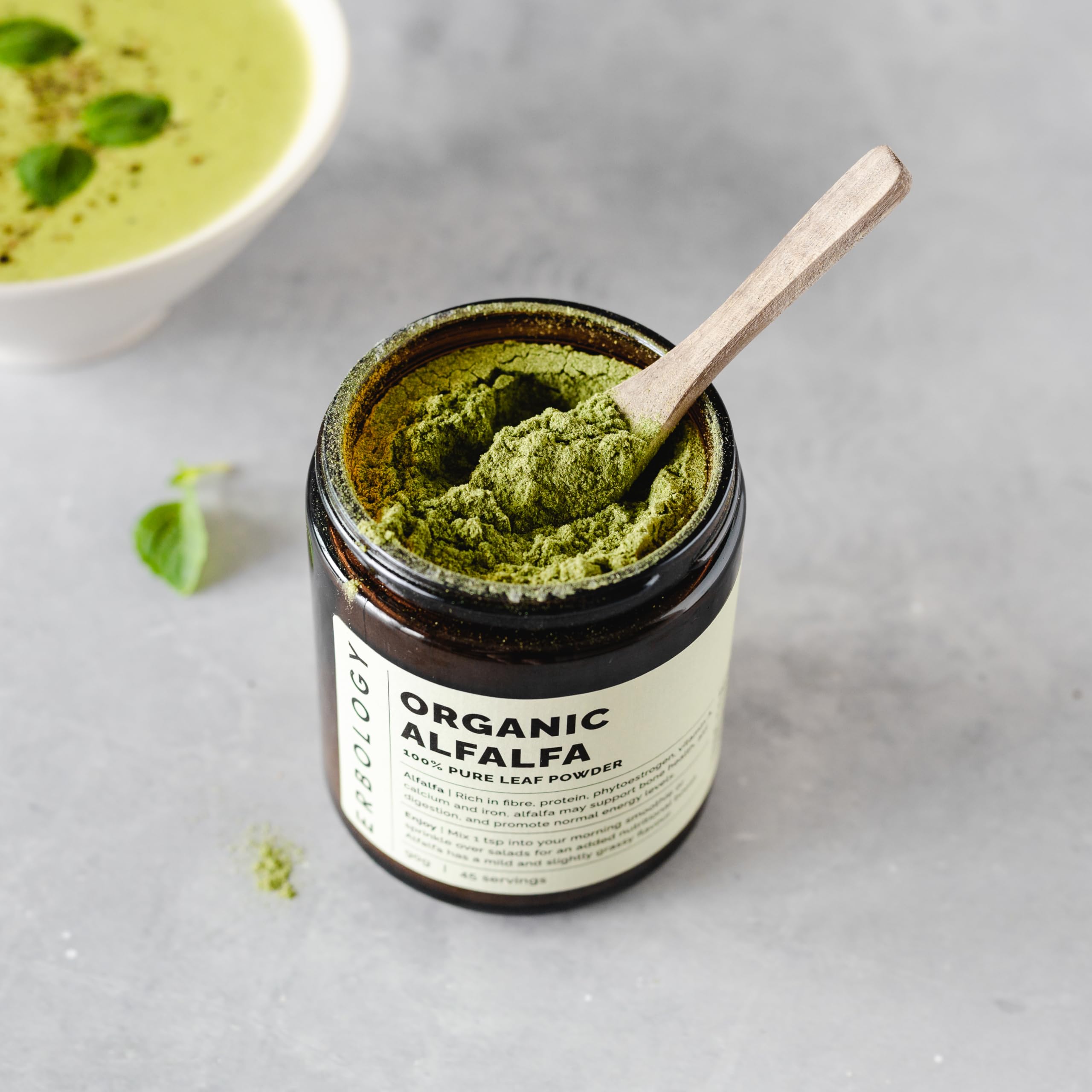 Erbology Polvo de alfalfa orgánica de 90 g, 45 porciones, apoya la salud ósea e intestinal, rico en vitamina A, calcio y hierro, de origen sostenible directamente de la granja, lote pequeño, vegano,