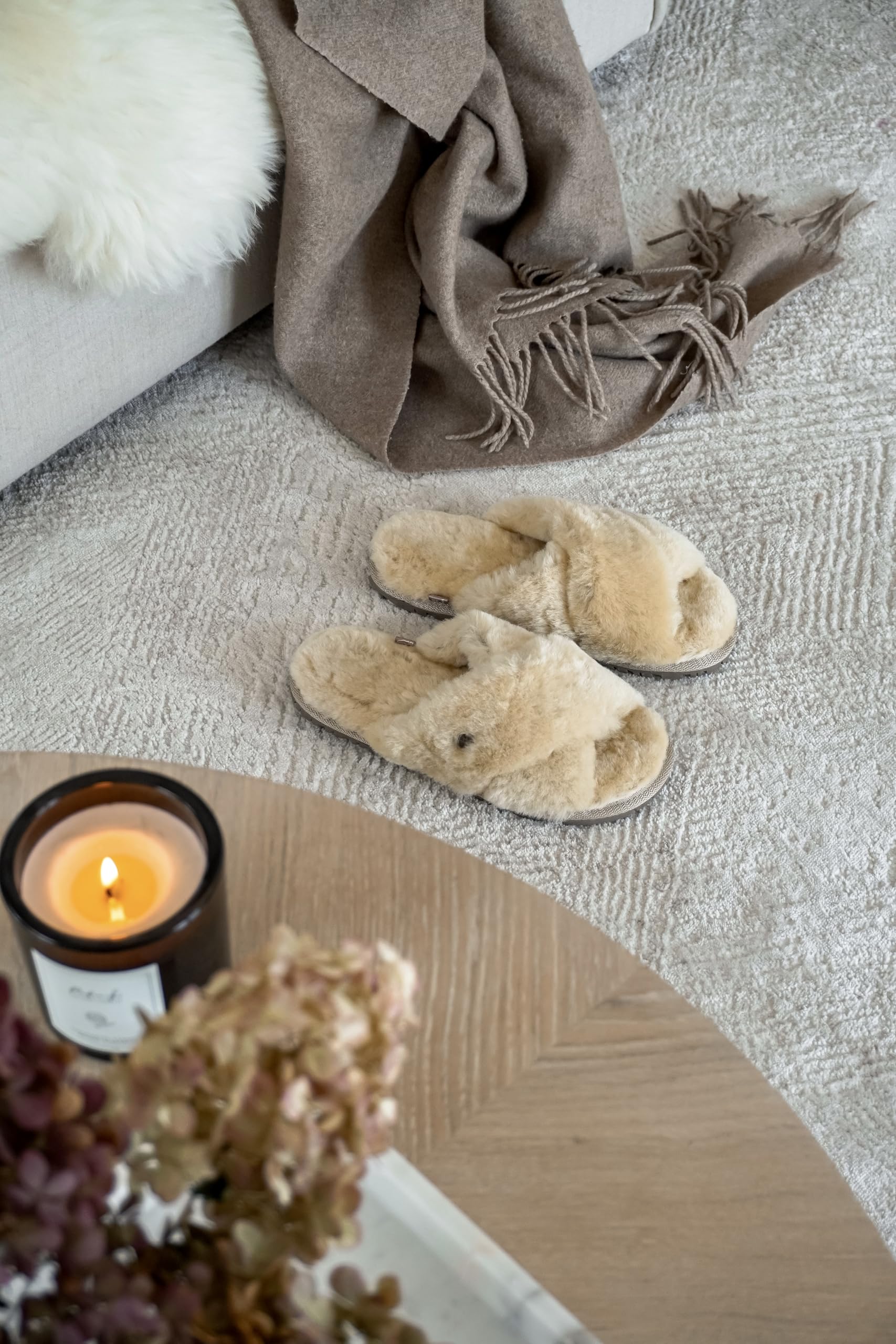 Vanuba Handgemacht Lammfell Hausschuhe Damen Slippers - Hauspantoffeln - Kuschel Pantoffeln Damen Plüsch Pantoletten - Flache Slippers für Drinnen