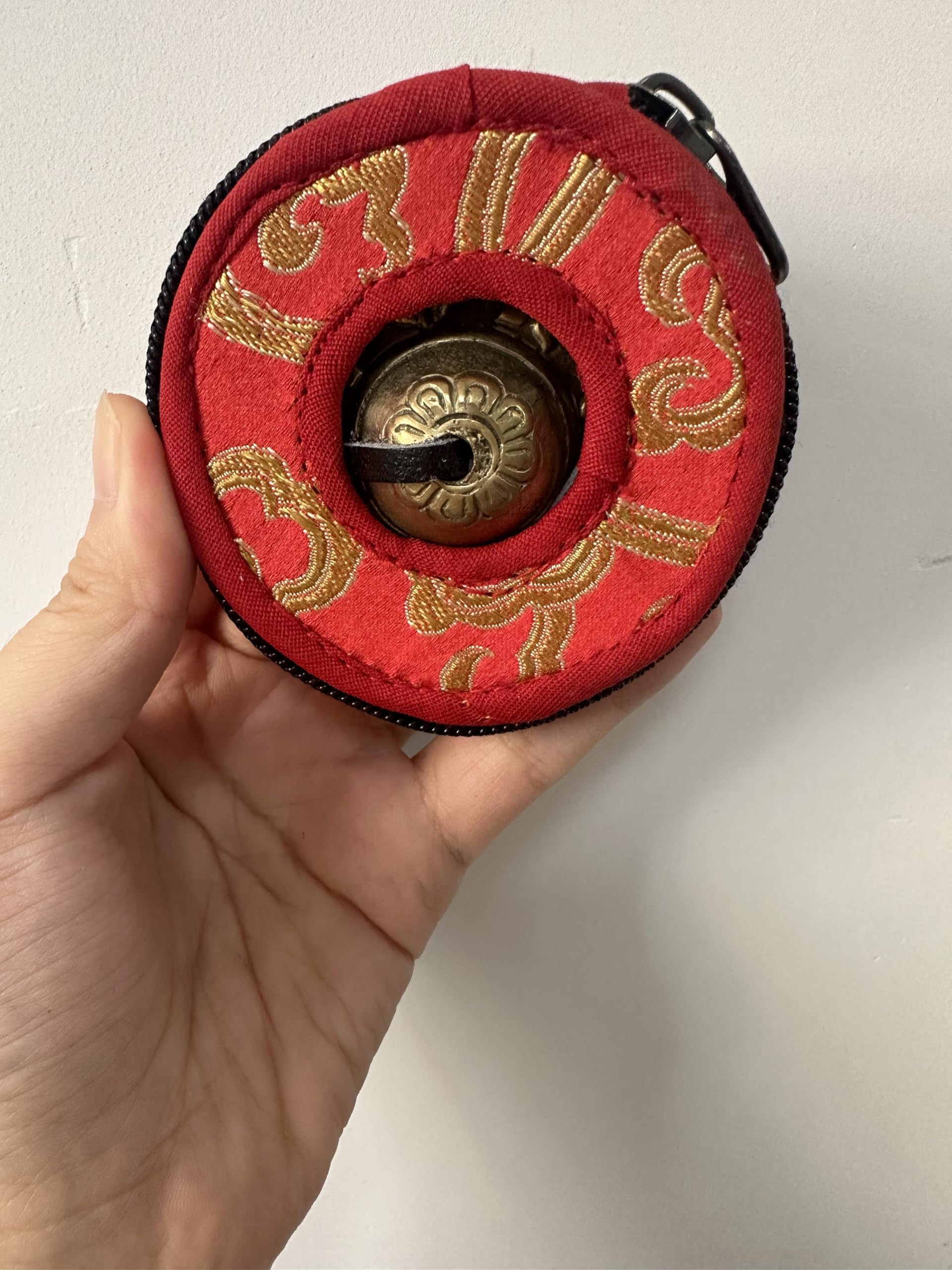 Campana tibetana Tingsha con borsa, 6,5 cm, realizzata a mano, per yoga, meditazione, 8 simboli di buon auspicio per il movimento dello yoga (K359-1)