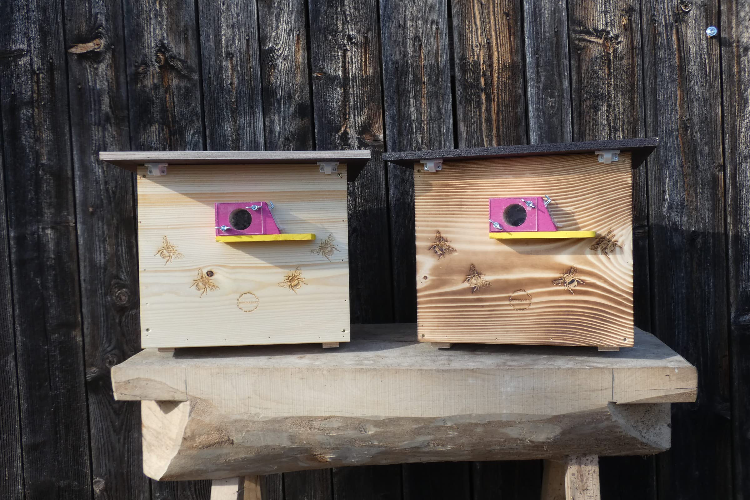 Premium Hummelkasten mit Wachsmottensperre, 2X Sichtfenster und Nistmaterial Wetterfest Bienenhaus Hummelhaus Nistkasten Hummelvilla Bienen Insektenhaus (Hummelhotel 3X von Hand imprägniert)