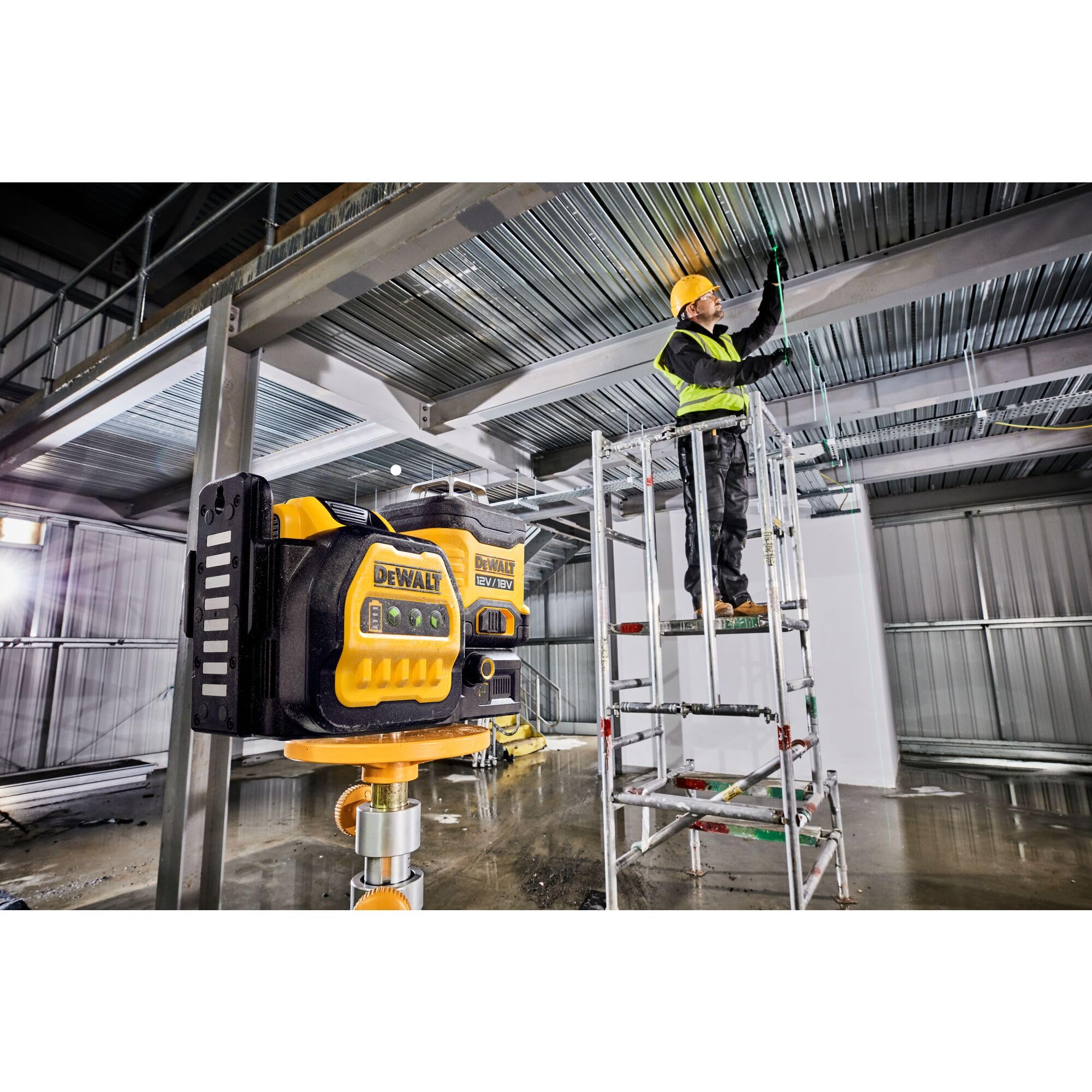 DEWALT DCE089D1G18-QW DCE089D1G18-QW-Poziom 3-liniowy 360° XR 18V/12V Samooczny zielony laser z akumulatorem 18V Li-Ion 2Ah, srebrny