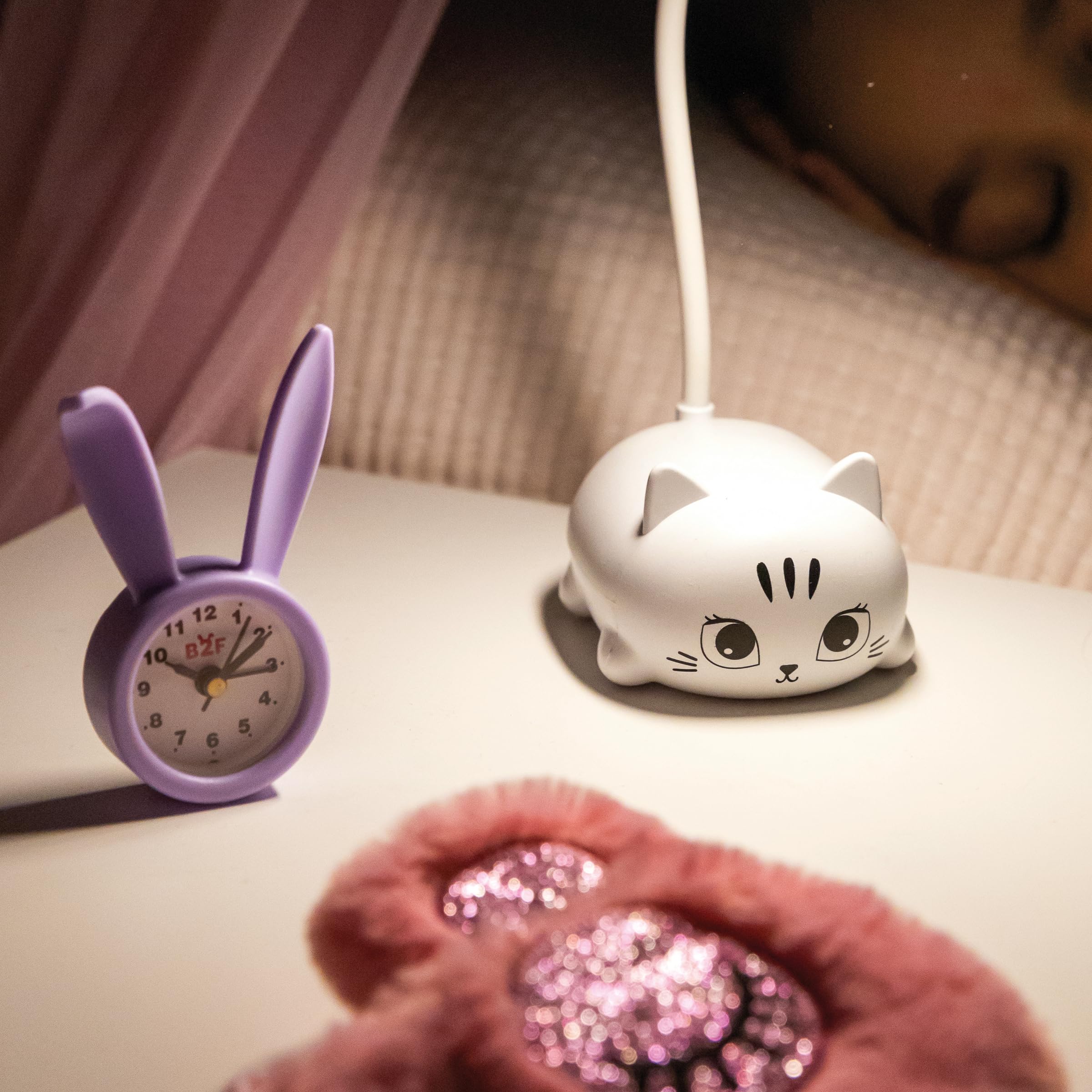 Back2Fun - Lámpara de escritorio infantil con forma de gatito, Luz LED cálida, Cuello flexible, Minilámpara portátil para niños recargable USB, Pensada como luz de noche o para estudiar