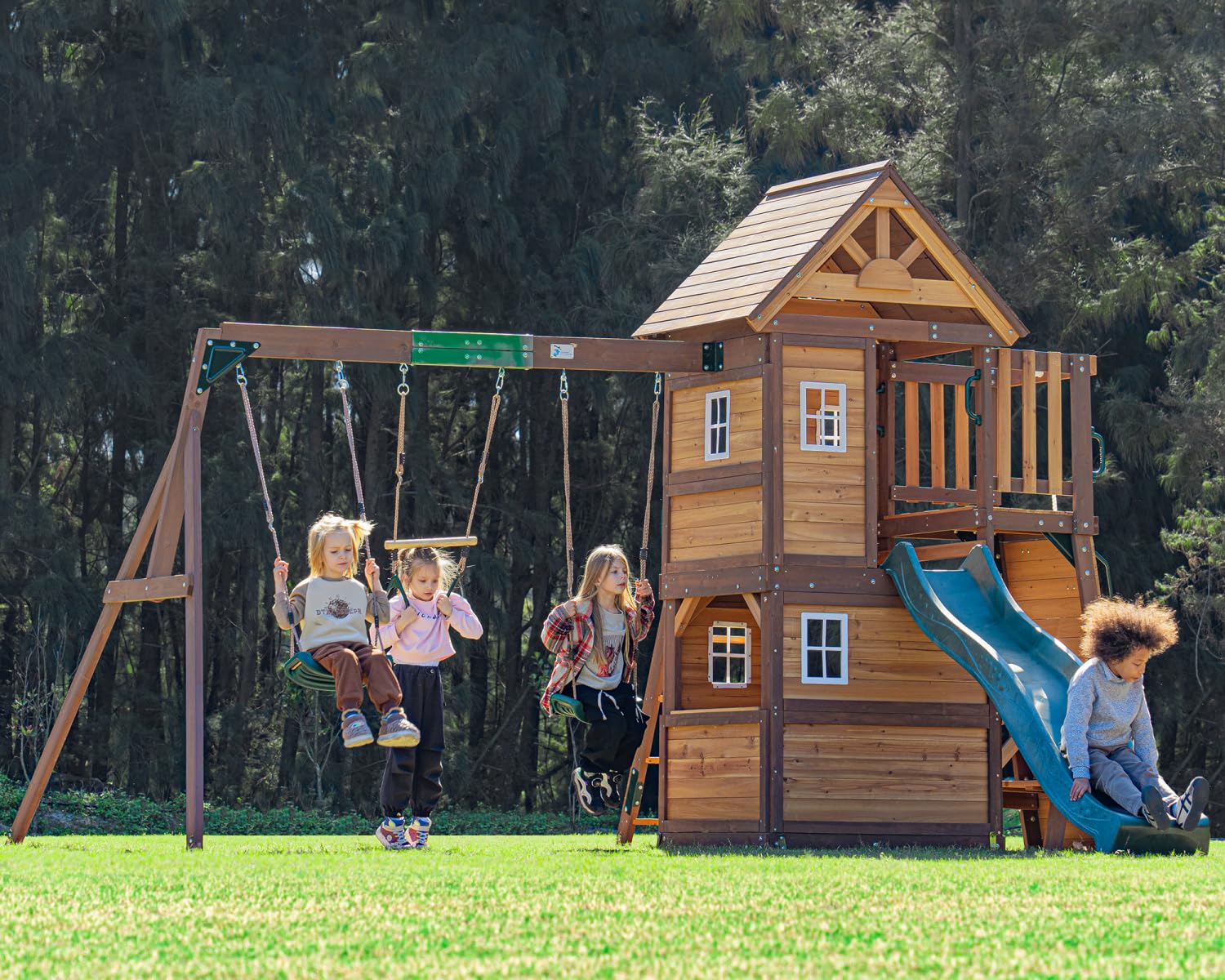 DOLPHIN PLAYGROUND T Holz-Spielgerät für Kinder ab 3 Jahren | Mit Rutsche, Trapezstange, Klettergerüst, Spielhaus mit 2 Schaukeln und Spielküche, Aus Zedernholz