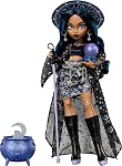 Monster High Poupée, Moonspel Magie par Monster High Rae Lumina La Sorcière du Soleil avec Cauldron Surprise & Accessoires comme Bougie & Sortbook de soleil en jupe rose avec chaudron surprise & Accessoires comme bougie, chapeau & Livre d'orthographe