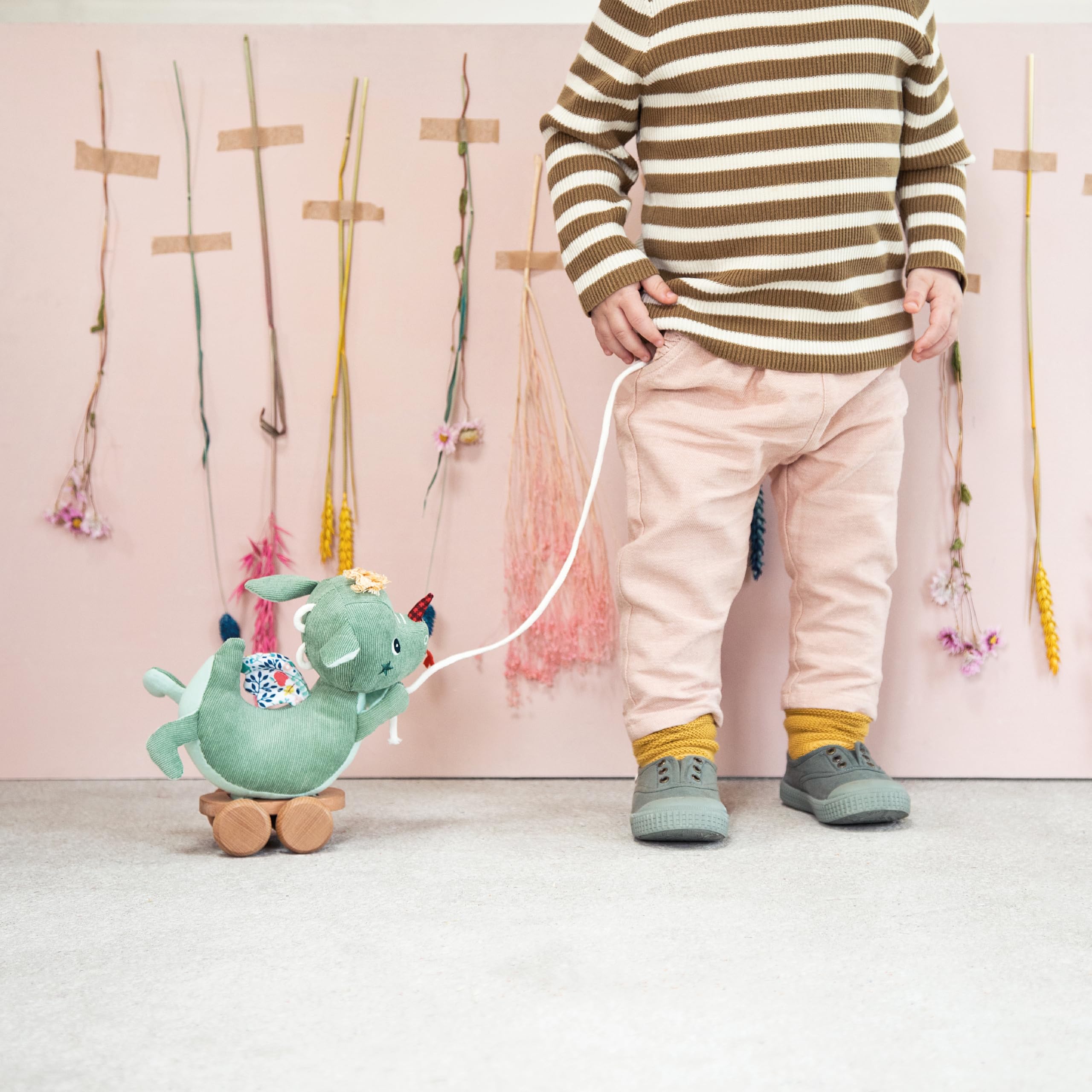 Lilliputiens – Jouet à Tirer Joe Le Dragon – Compagnon idéal pour Les Premiers Pas de bébé – Jouet d’éveil sonore et Tactile avec Tete tintante et Roues Mobiles – Dès 12 Mois – 83329