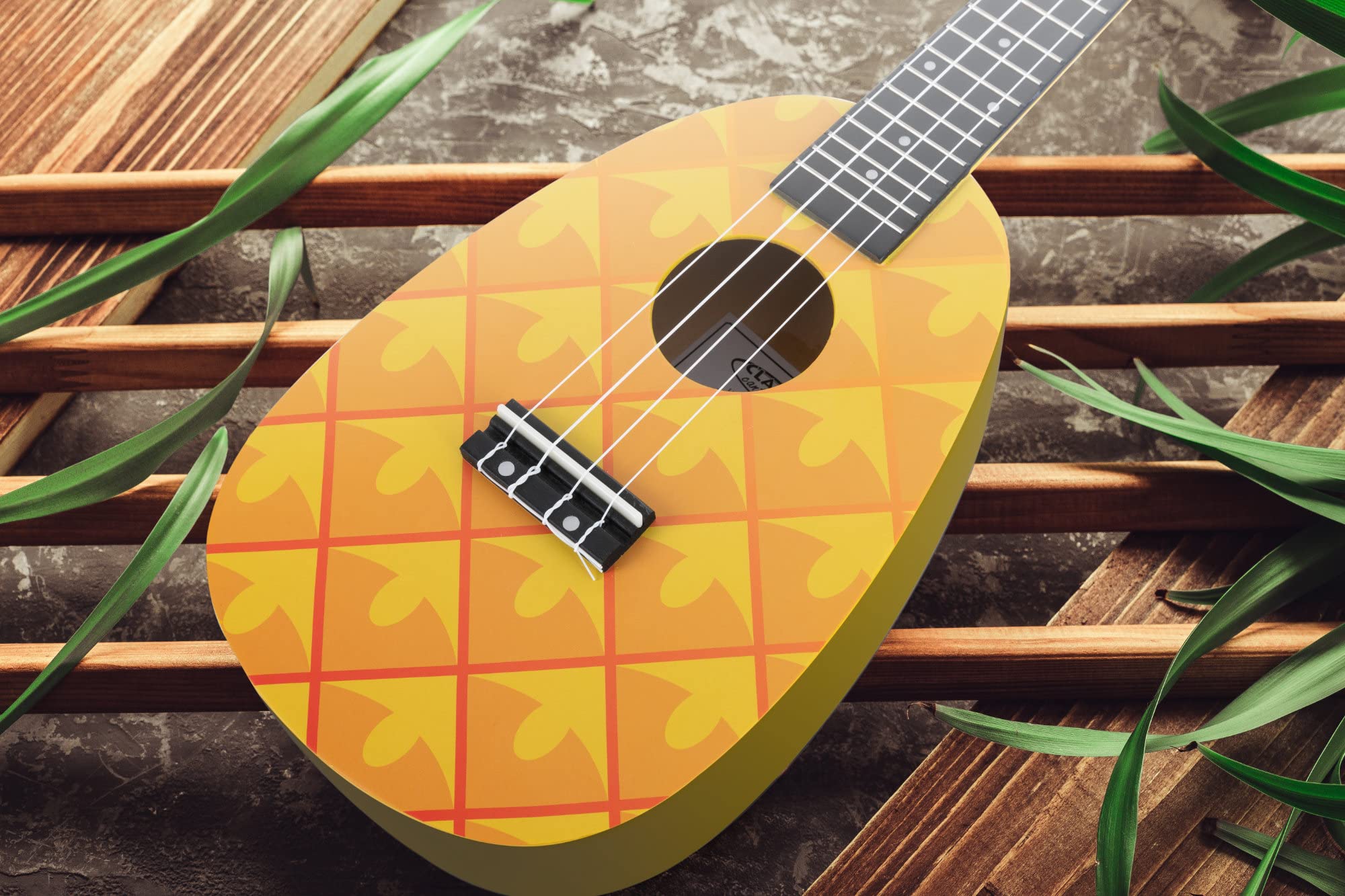 Classic Cantabile UC-240A ANA Ukulele Concerto 24" Pineapple, 18 tasti, mensola 38 cm, corde nylon, design ananas con stampa artistica, paletta verde, custodia imbottita inclusa, giallo.